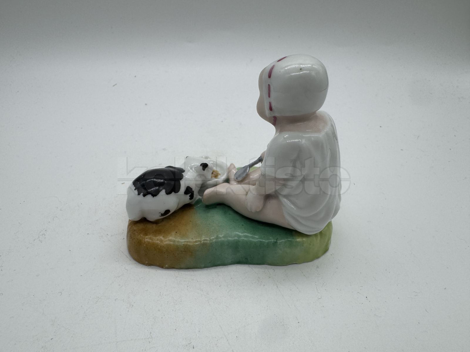 Porcelánová soška Dítě s kočkou