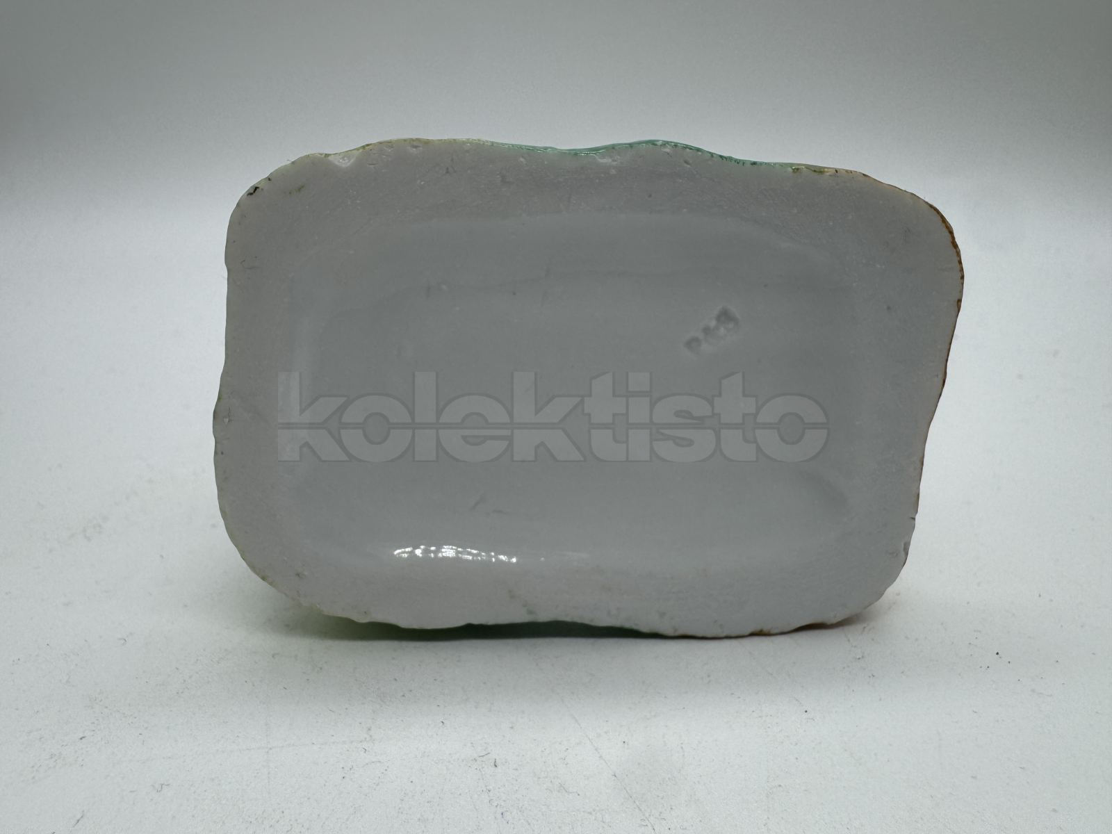 Porcelánová soška Dítě s kočkou