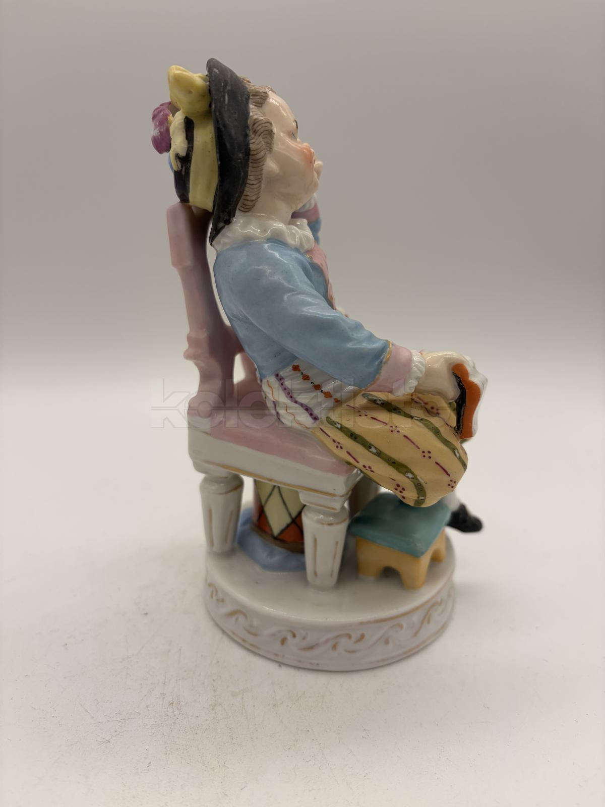 Porcelánová soška chlapce s knihou