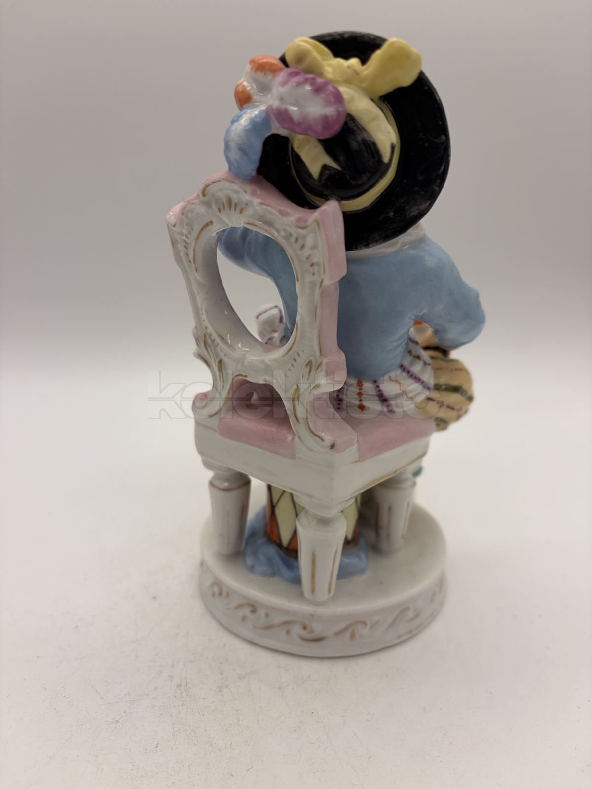 Porcelánová soška chlapce s knihou