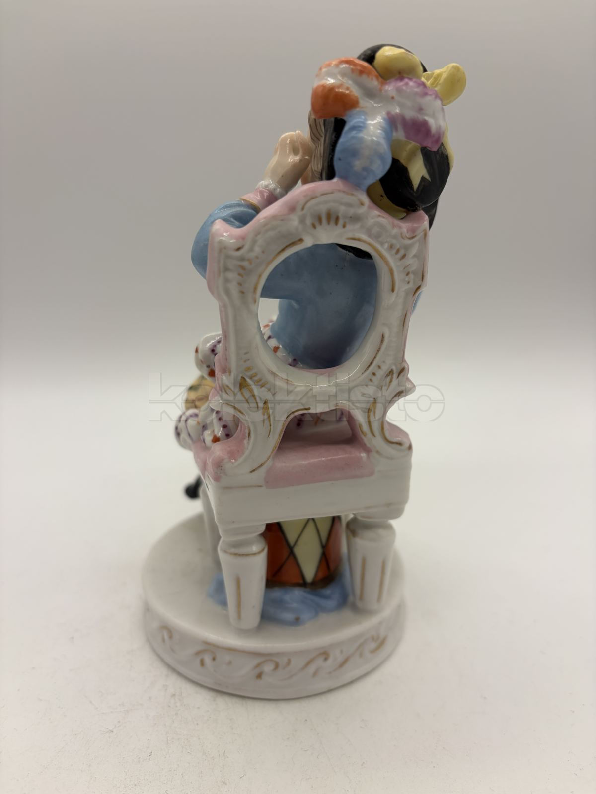 Porcelánová soška chlapce s knihou