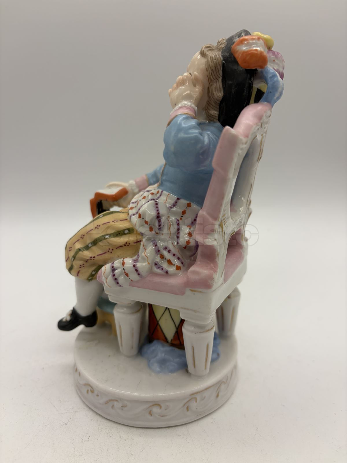 Porcelánová soška chlapce s knihou