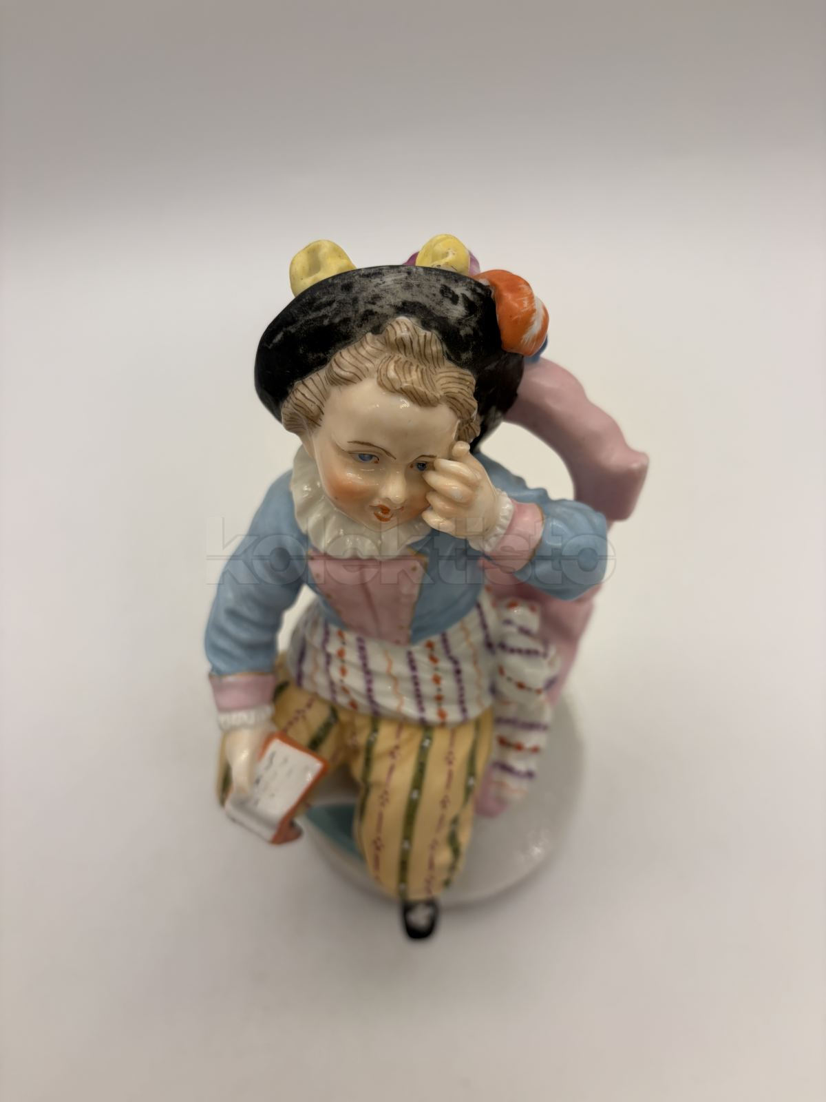 Porcelánová soška chlapce s knihou
