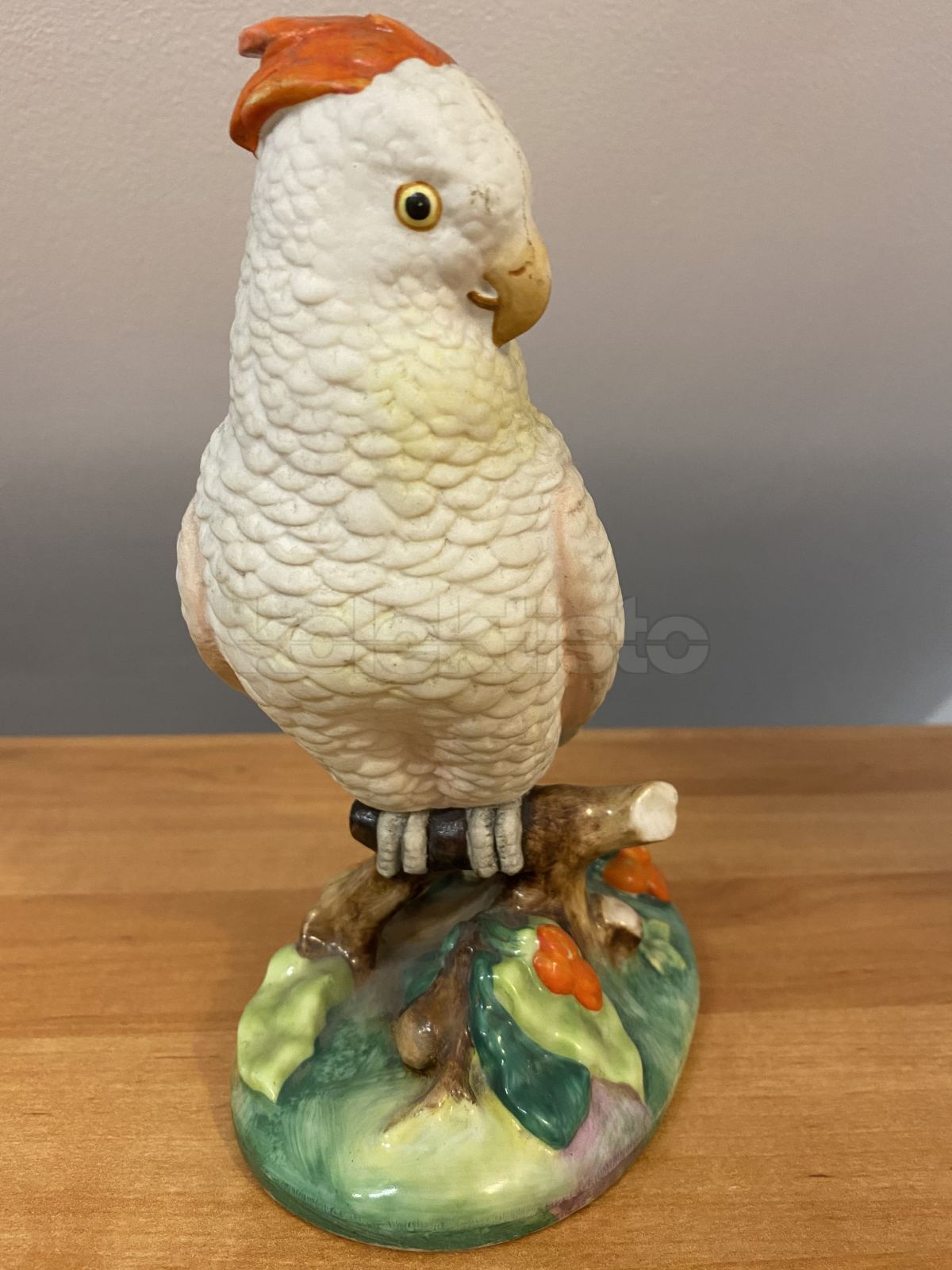Porcelánová soška papouška, barevný biskvit