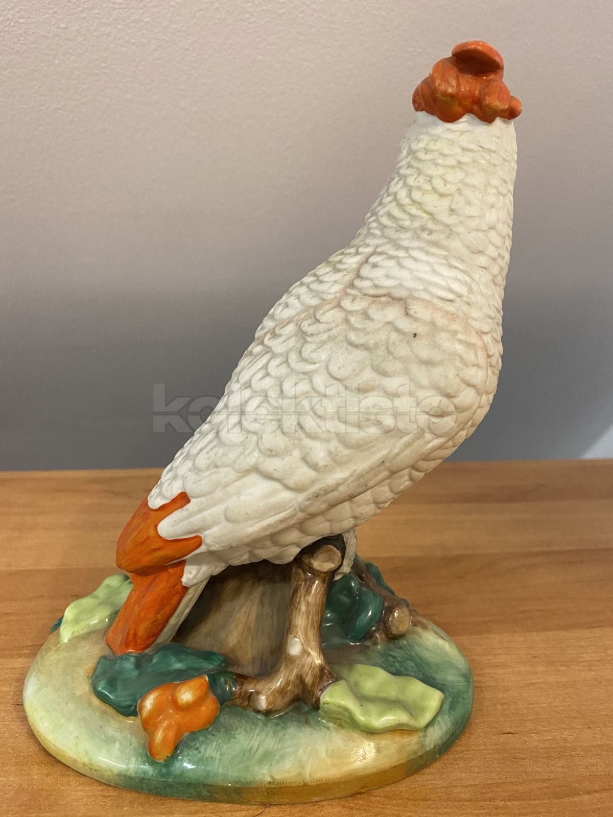 Porcelánová soška papouška, barevný biskvit