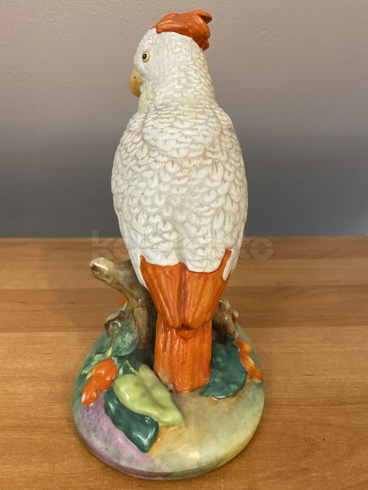Porcelánová soška papouška, barevný biskvit