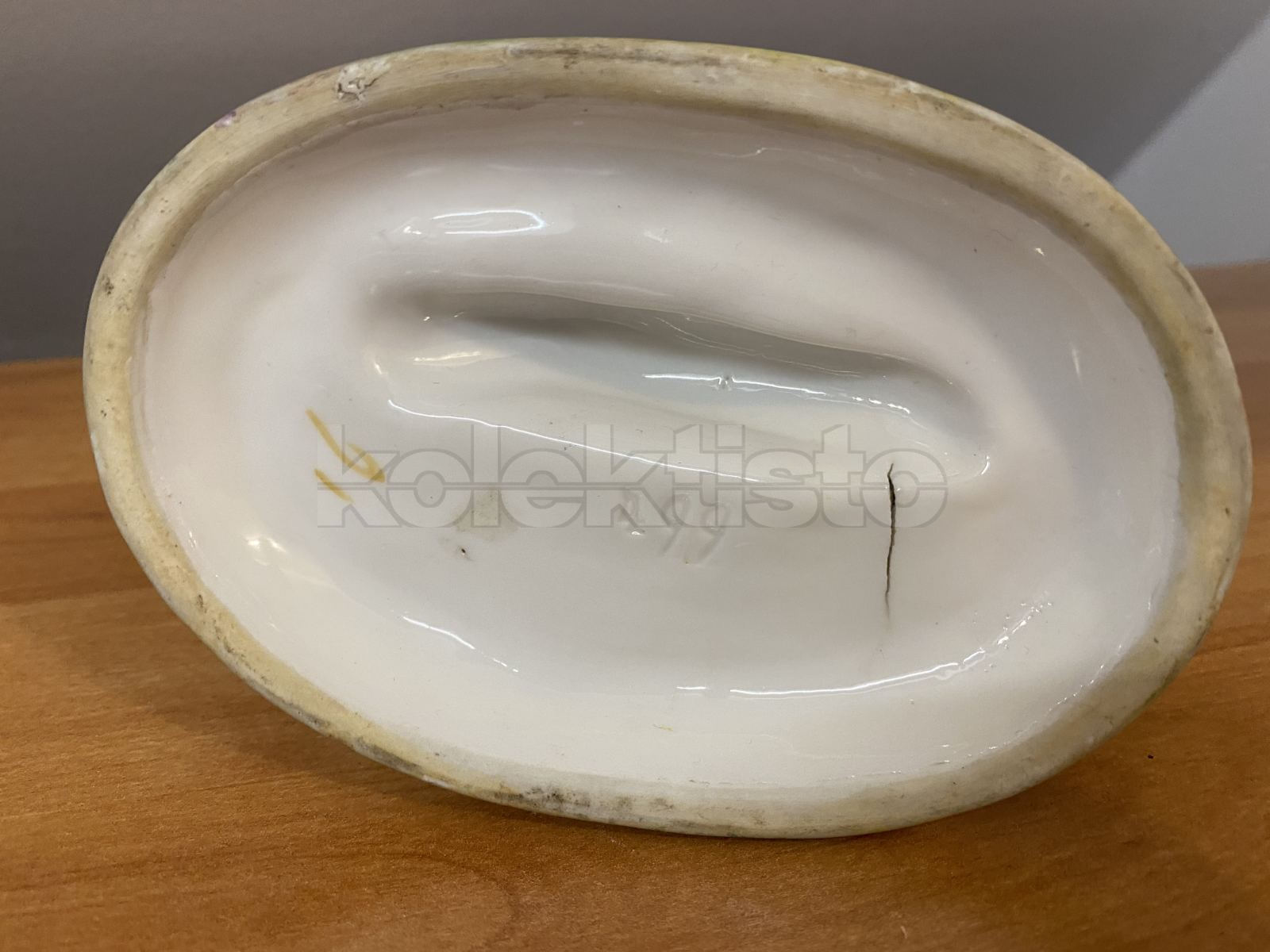 Porcelánová soška papouška, barevný biskvit