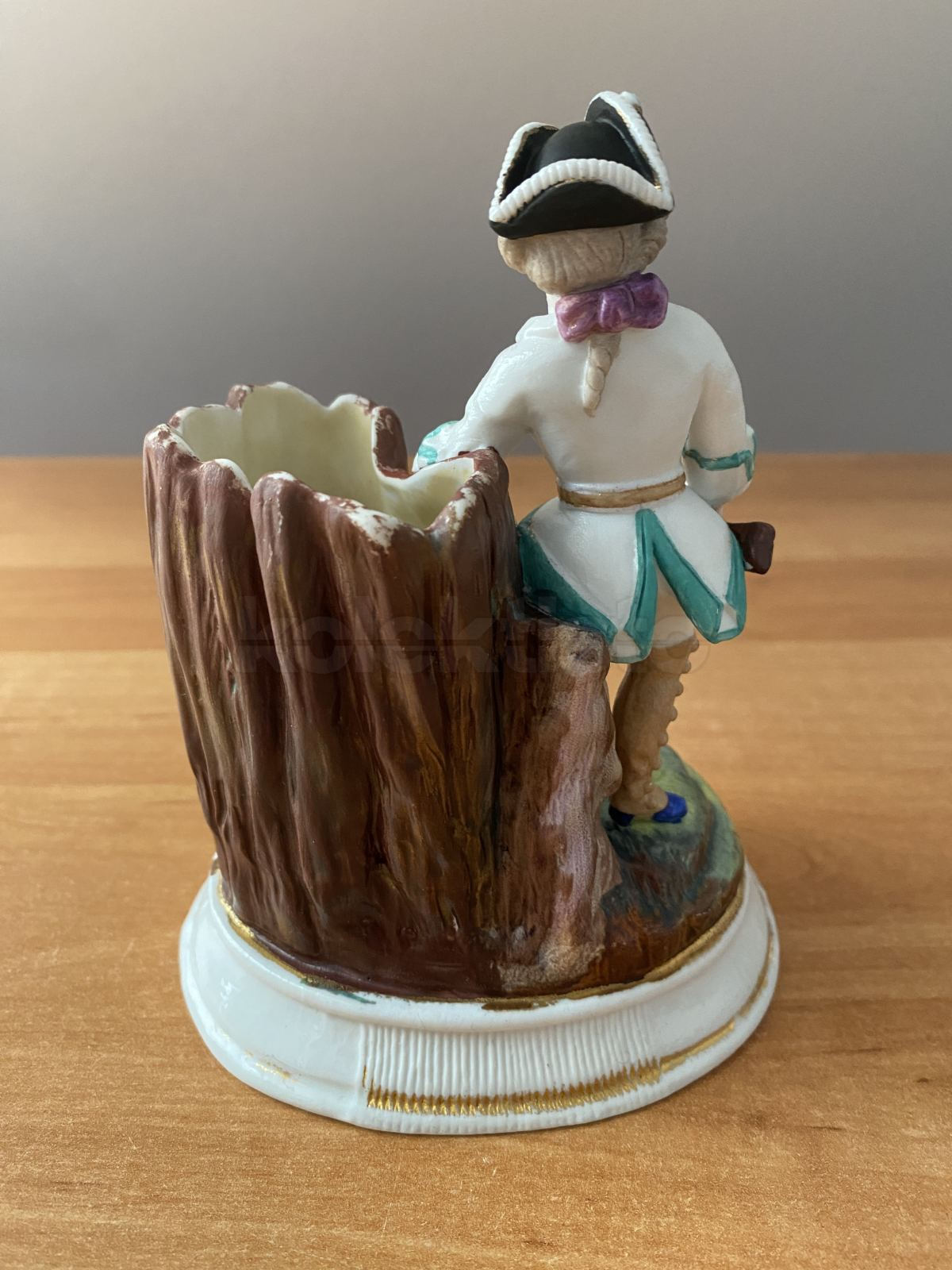 Porcelánová soška střelce s kuší