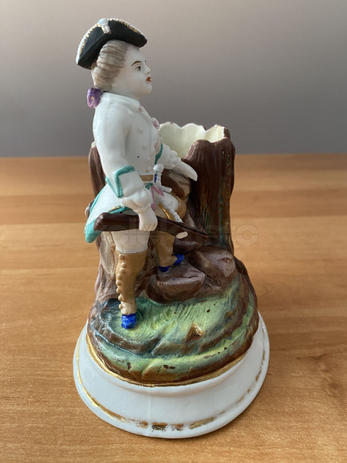 Porcelánová soška střelce s kuší