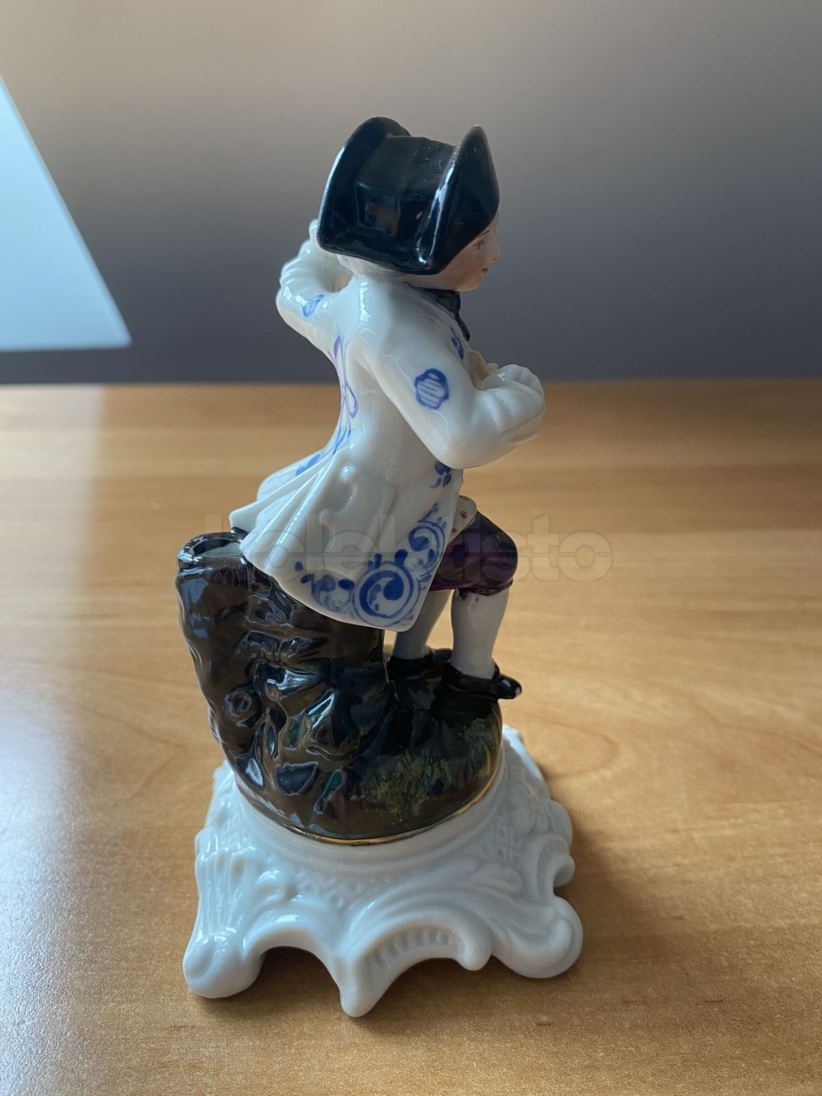 Porcelánový soška chlapce