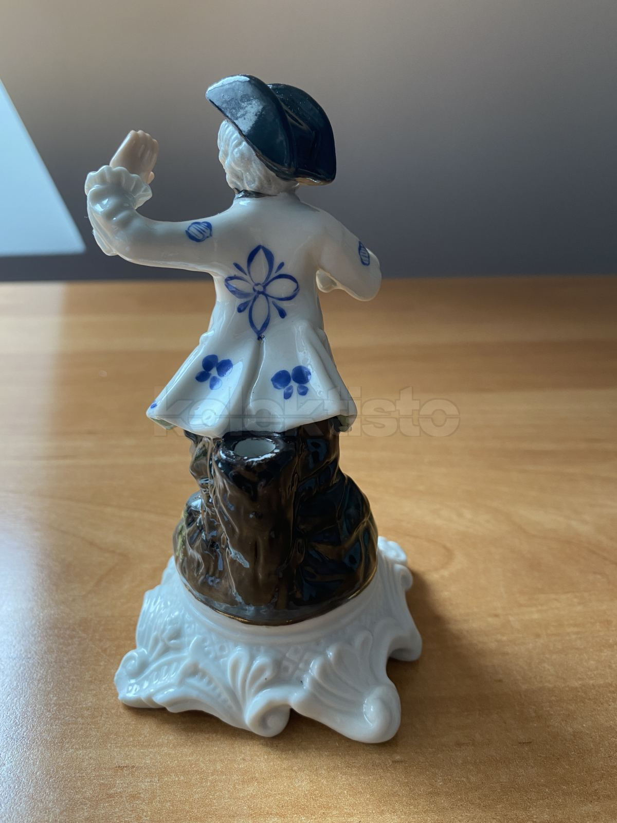 Porcelánový soška chlapce