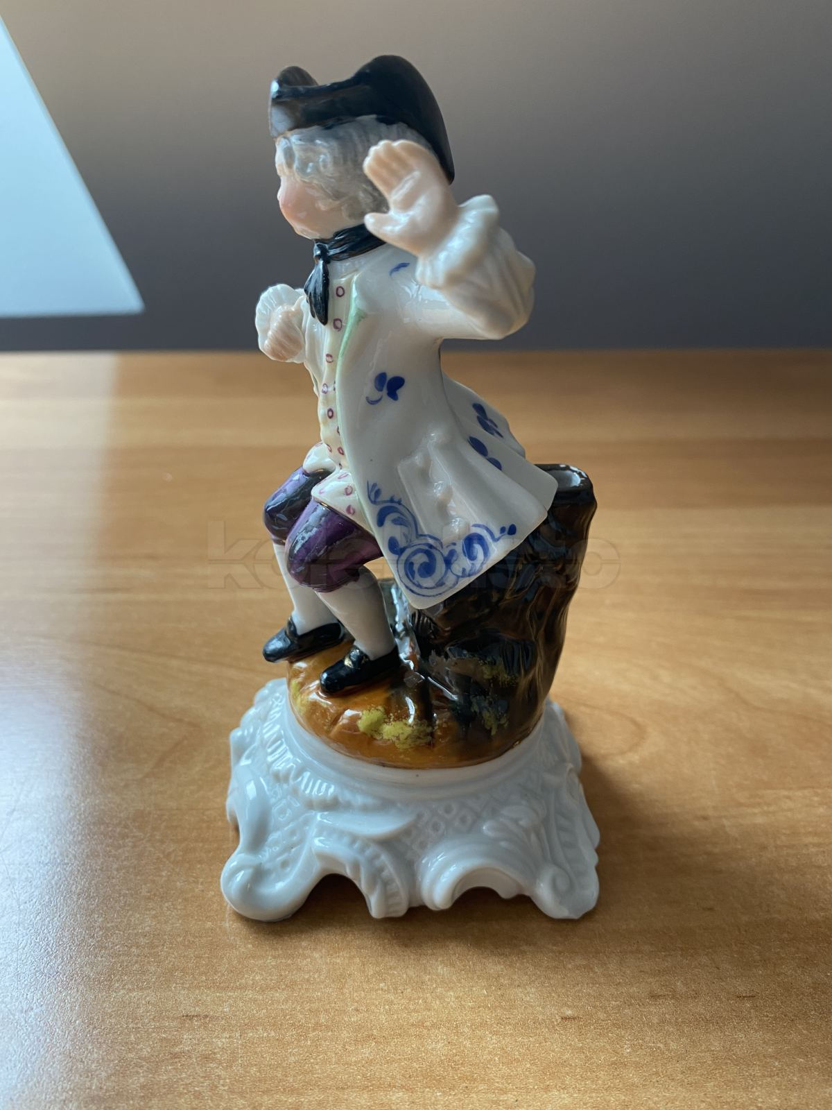 Porcelánový soška chlapce