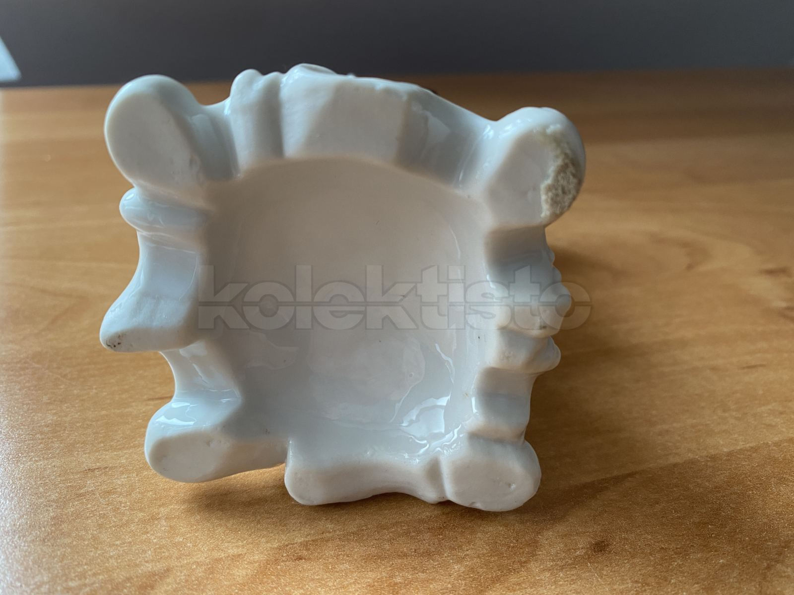 Porcelánový soška chlapce