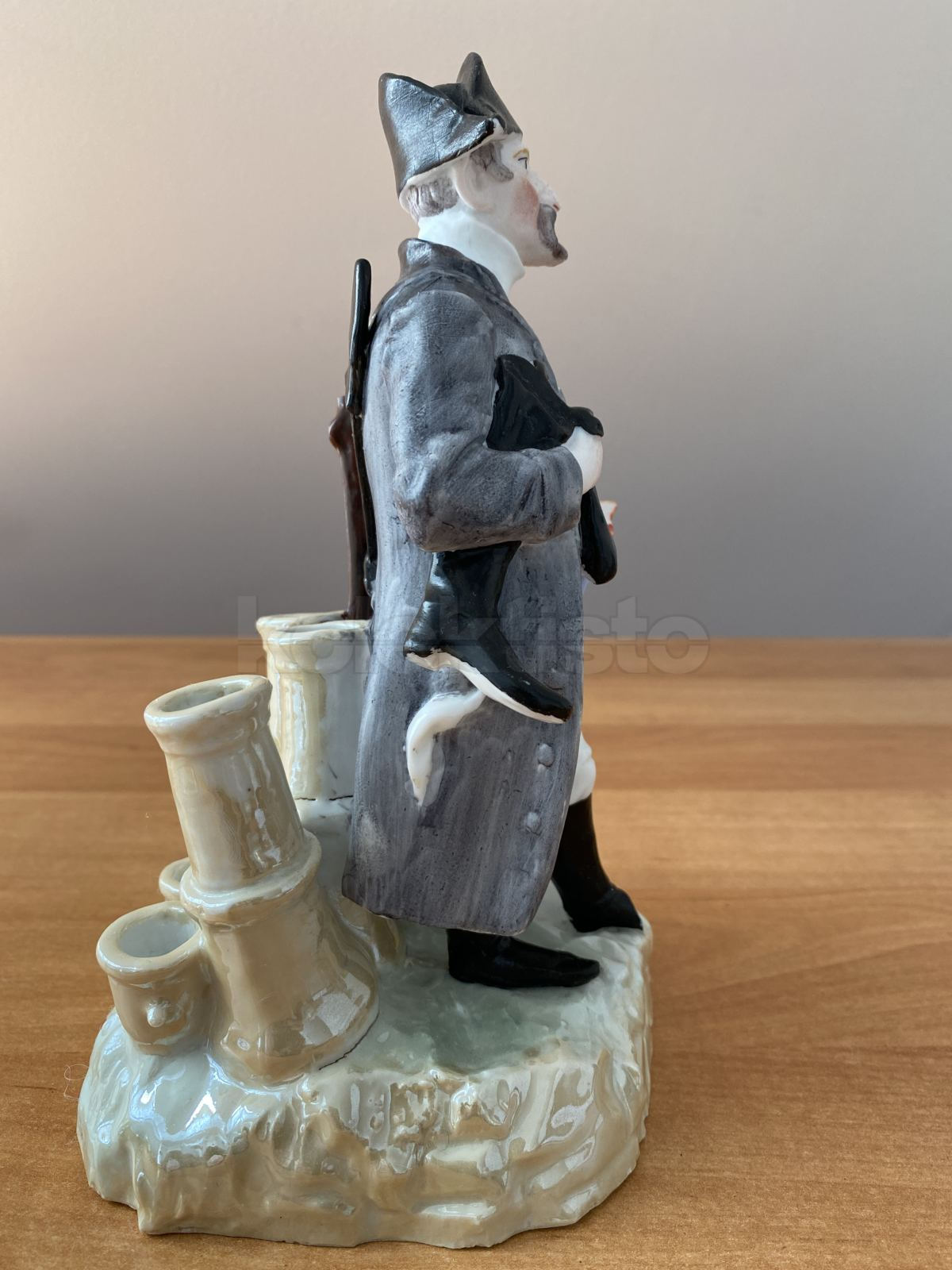 Porcelánový stojánek na doutníky