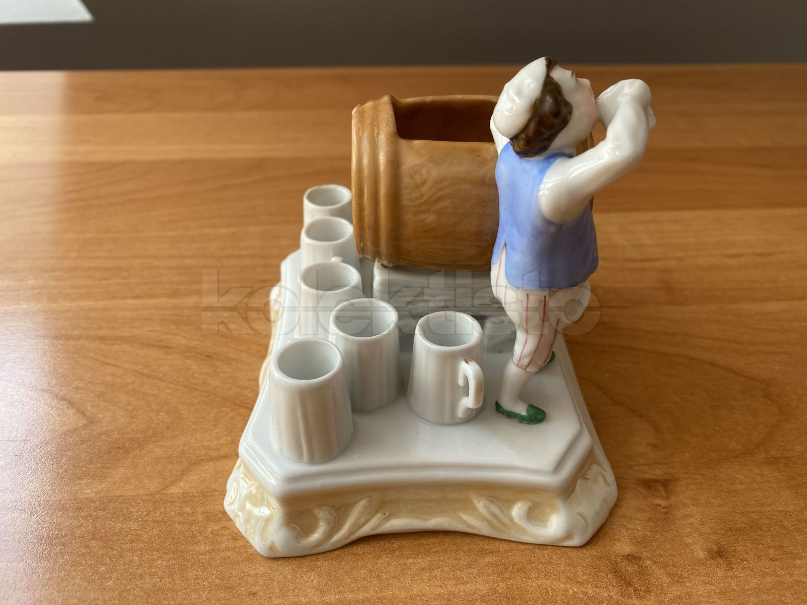 Porcelánový stojánek na doutníky