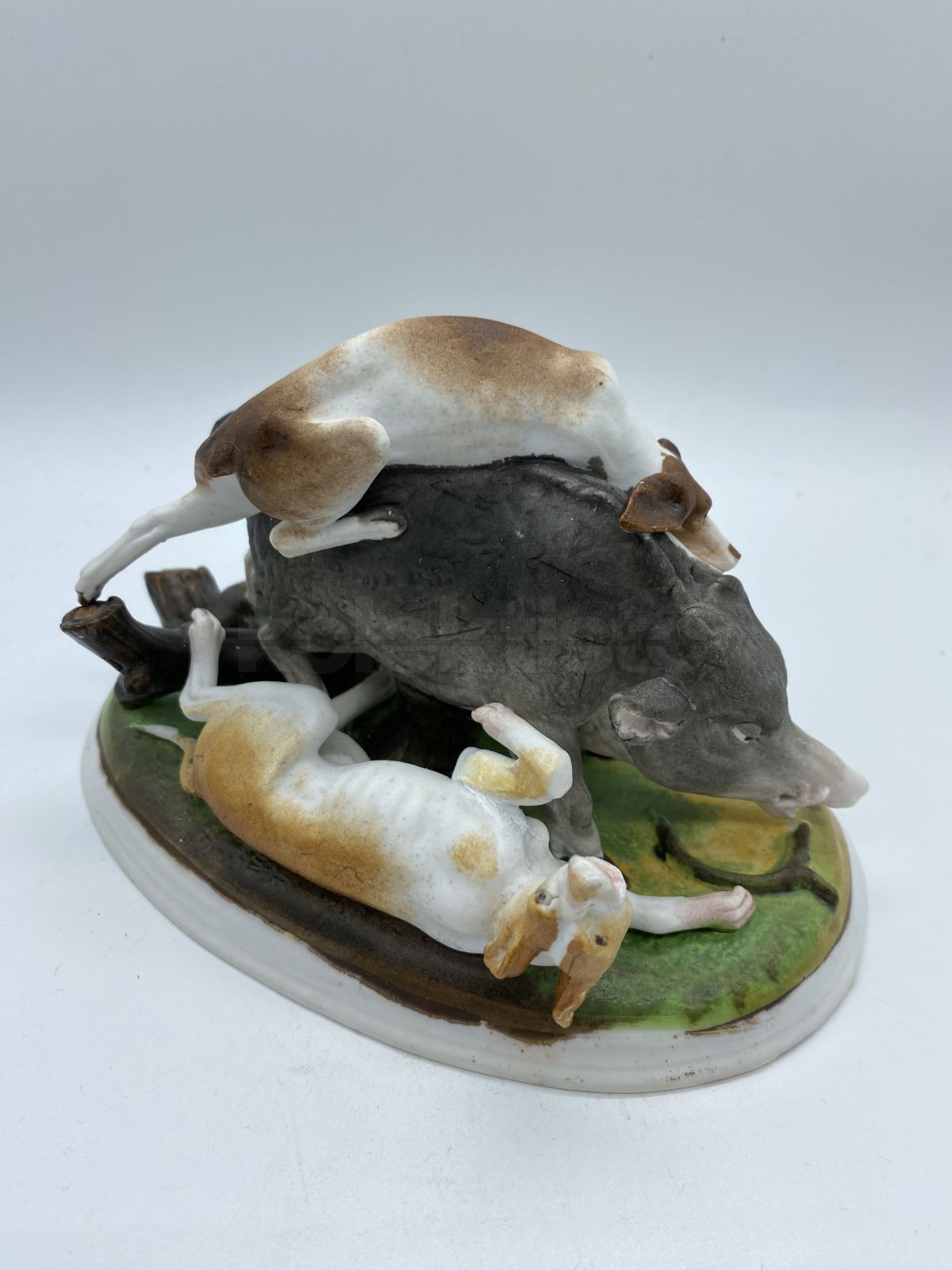 Porcelánové sousoší kanec a tři lovečtí psi