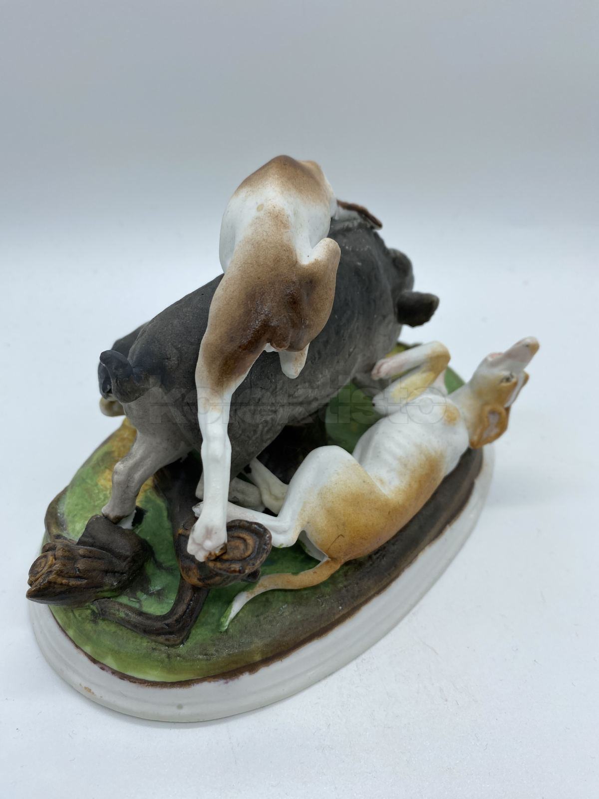 Porcelánové sousoší kanec a tři lovečtí psi