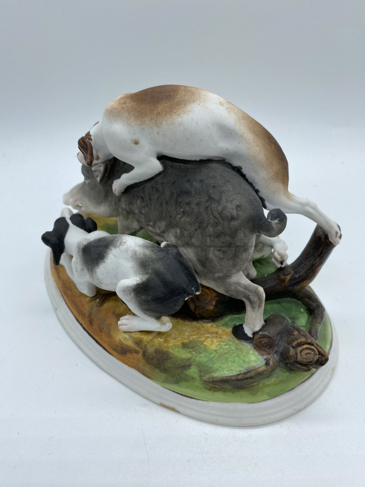 Porcelánové sousoší kanec a tři lovečtí psi
