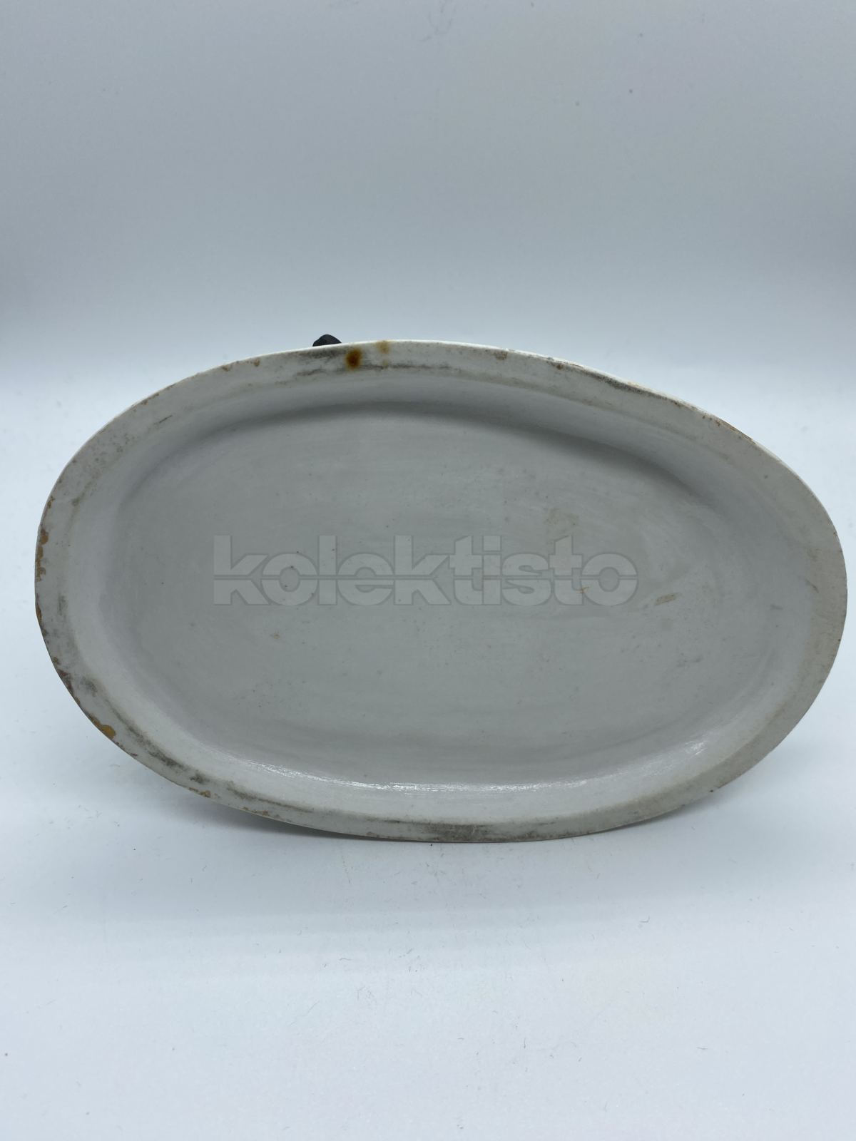 Porcelánové sousoší kanec a tři lovečtí psi
