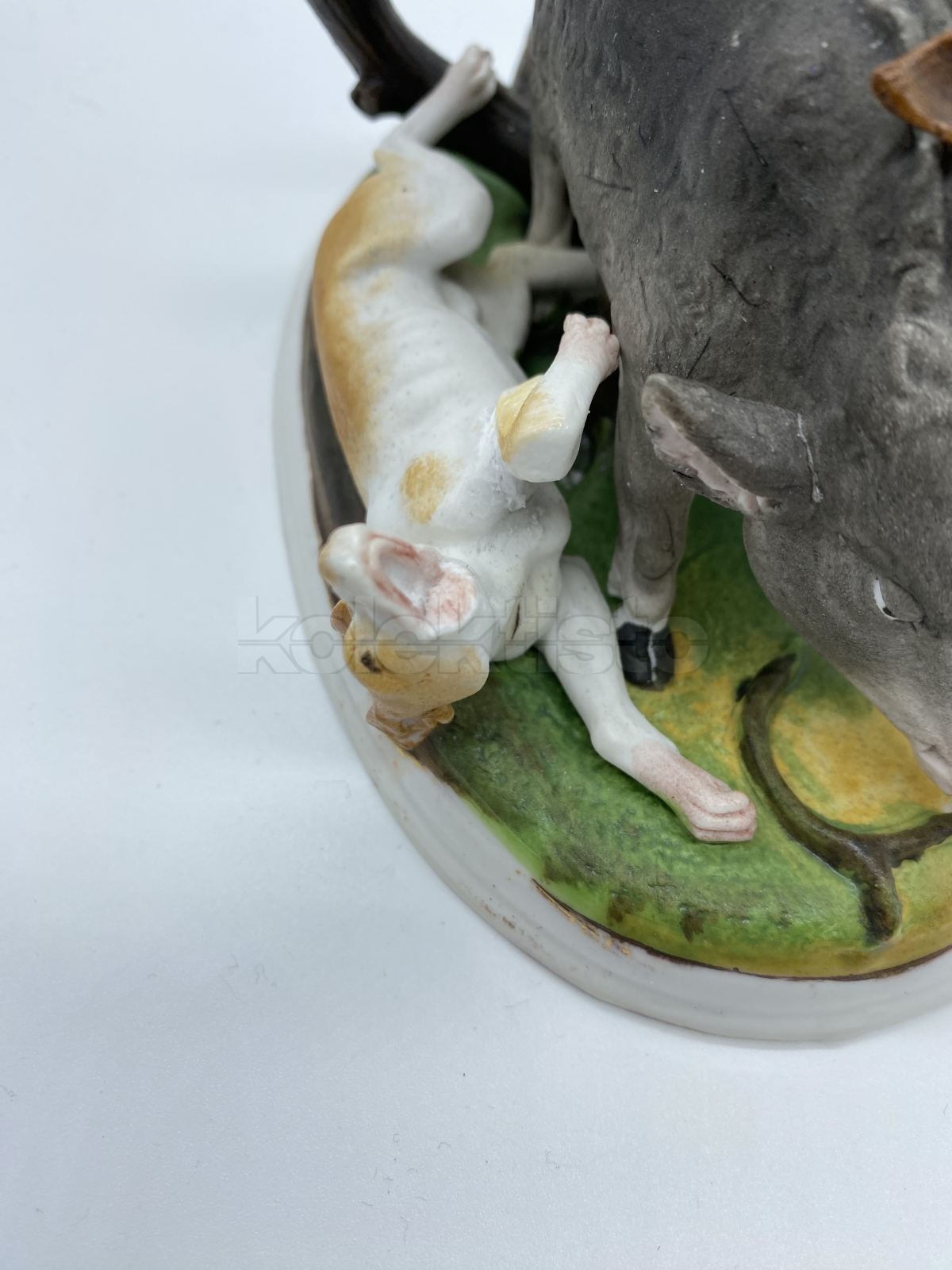 Porcelánové sousoší kanec a tři lovečtí psi