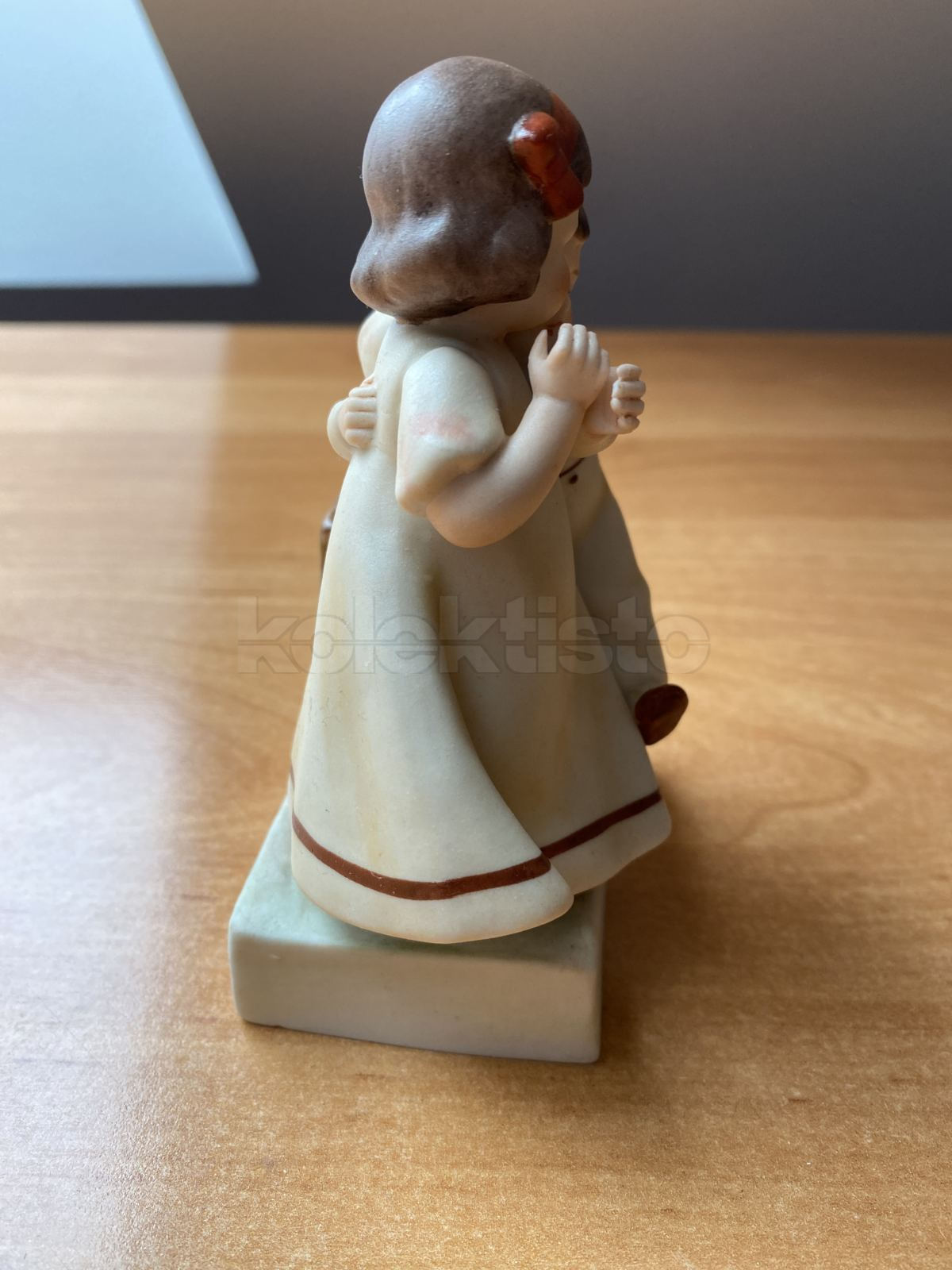 Porcelánová soška tančícího páru dětí
