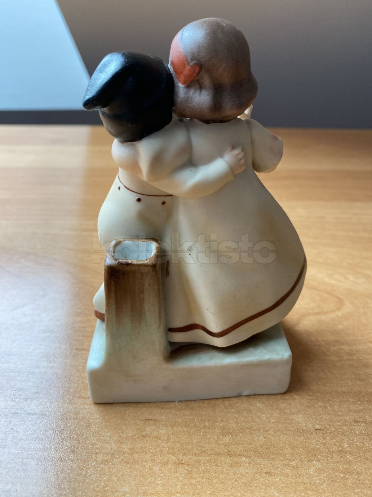 Porcelánová soška tančícího páru dětí