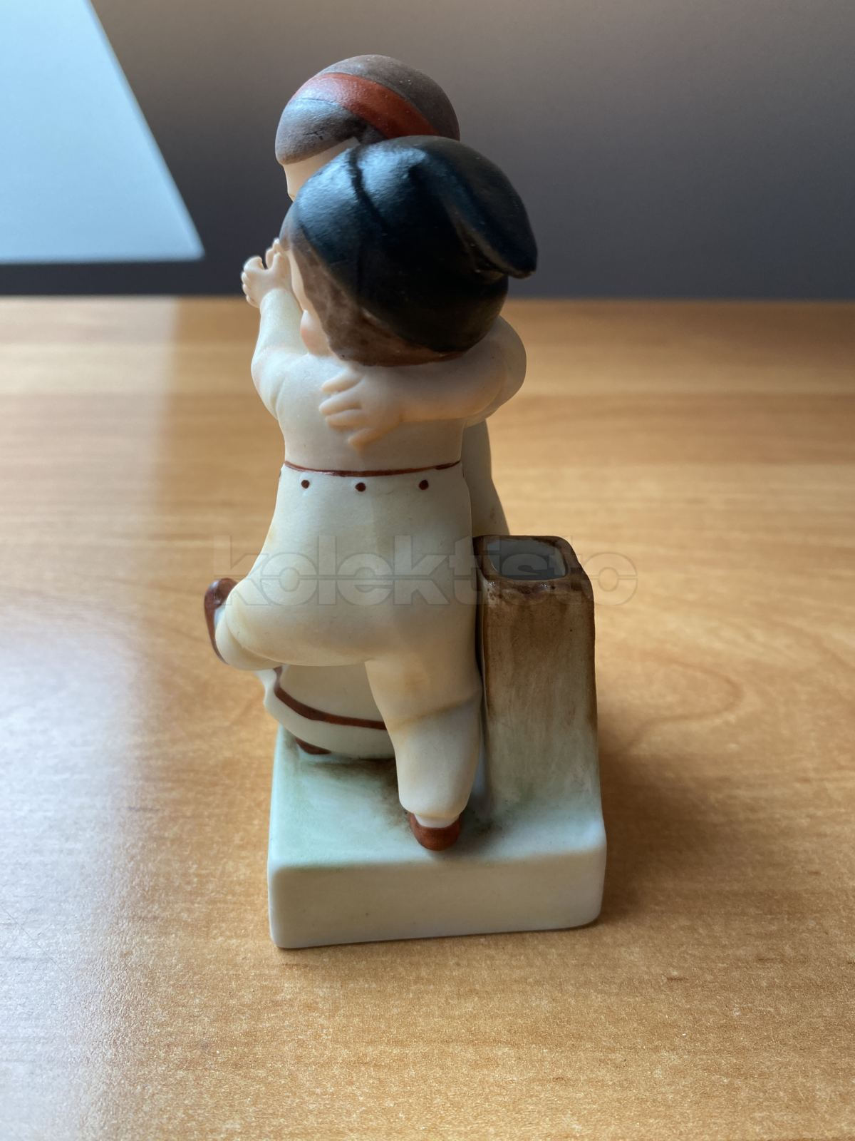 Porcelánová soška tančícího páru dětí
