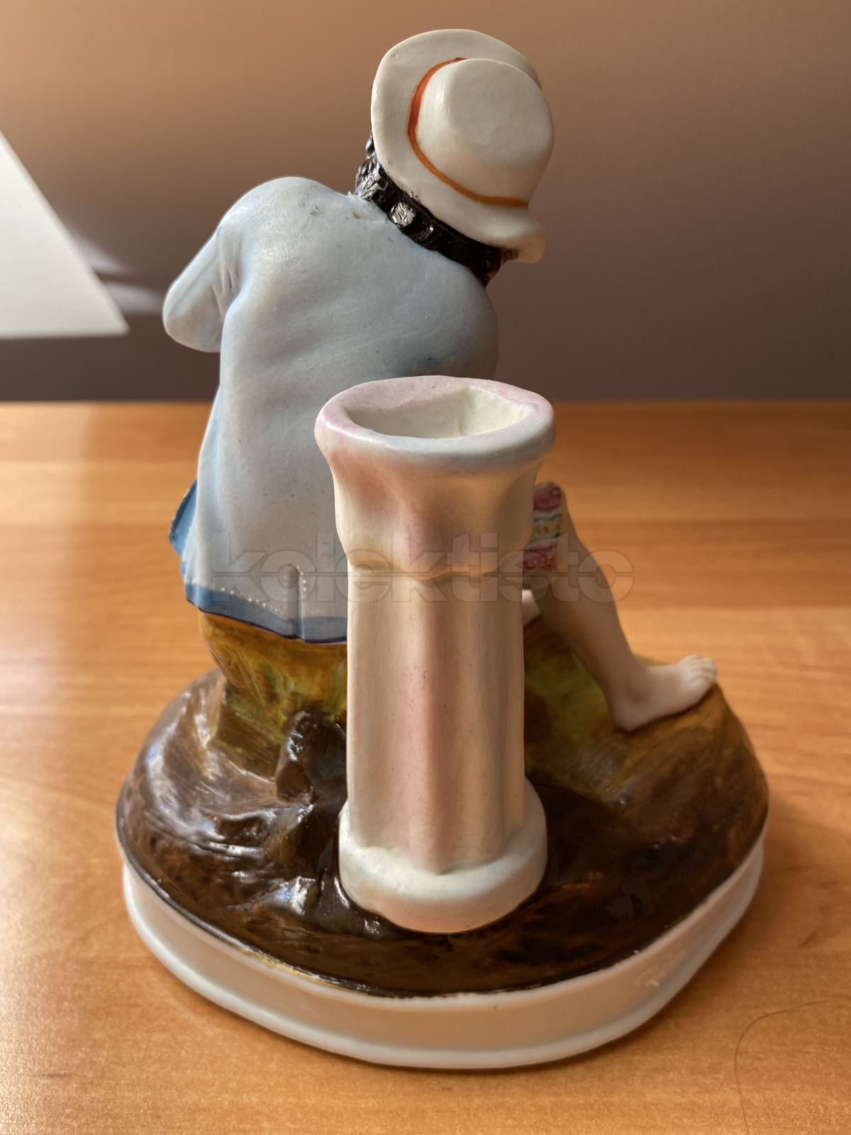 Porcelánová soška chlapce