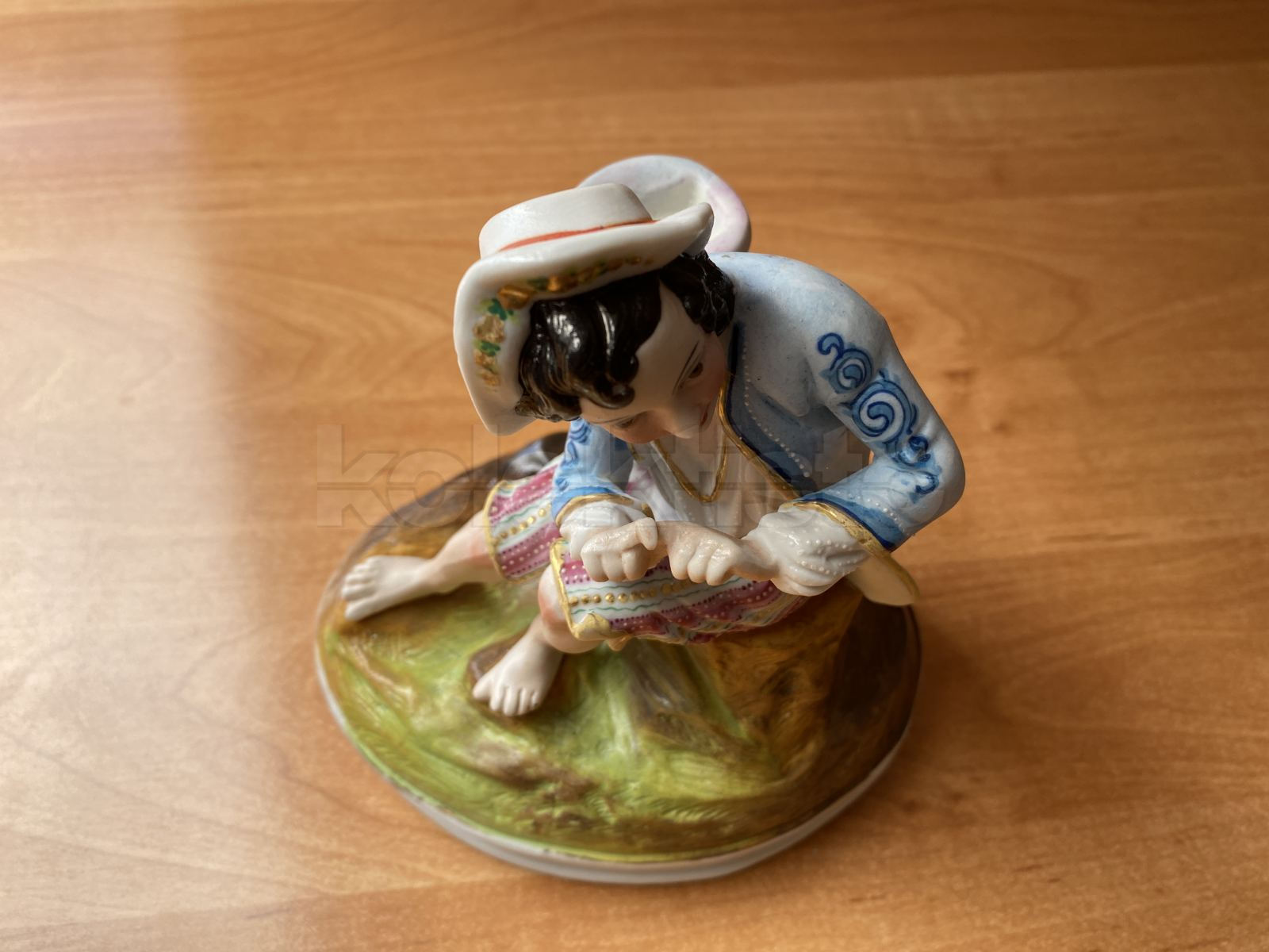 Porcelánová soška chlapce