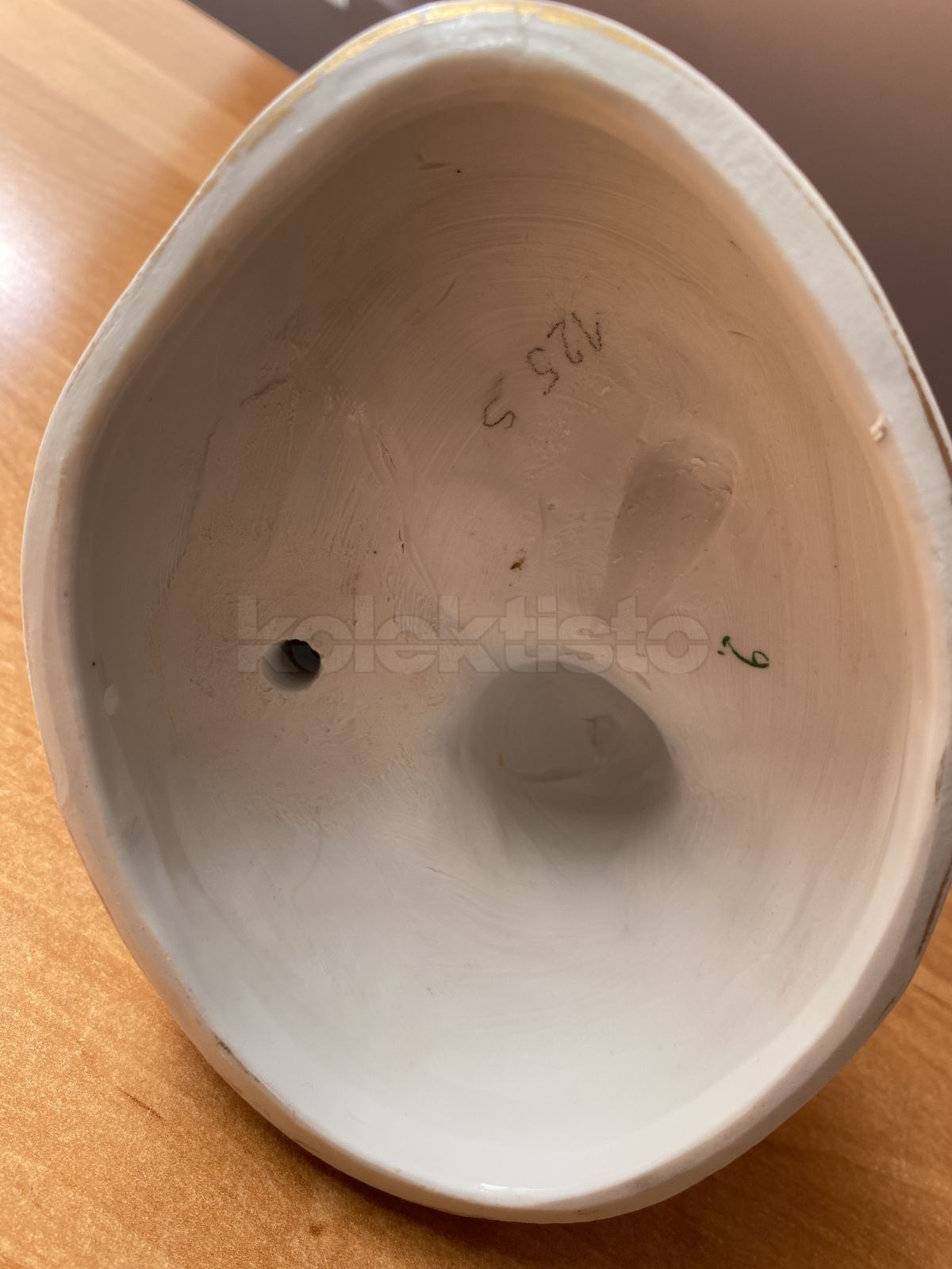 Porcelánová soška chlapce