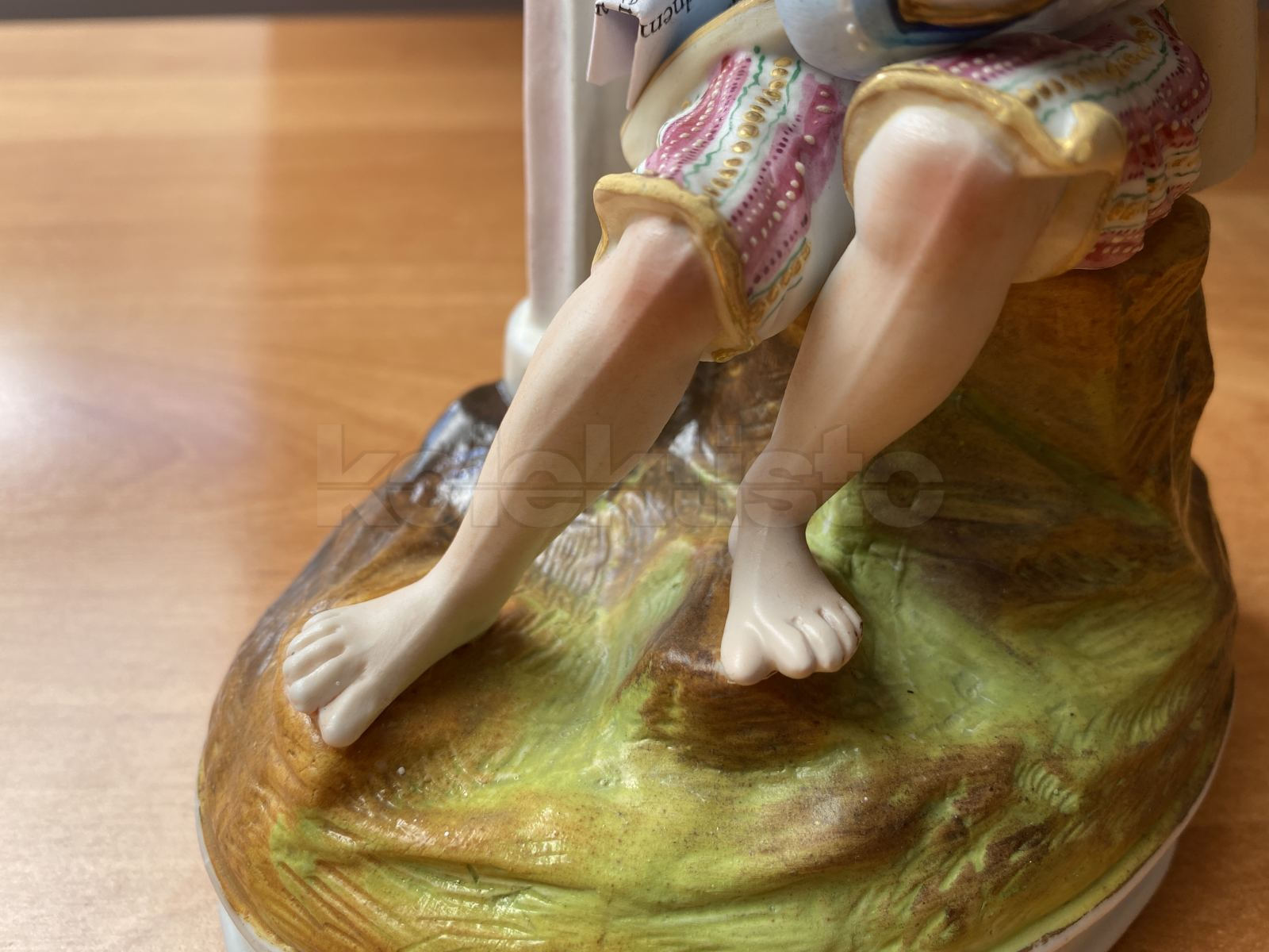Porcelánová soška chlapce