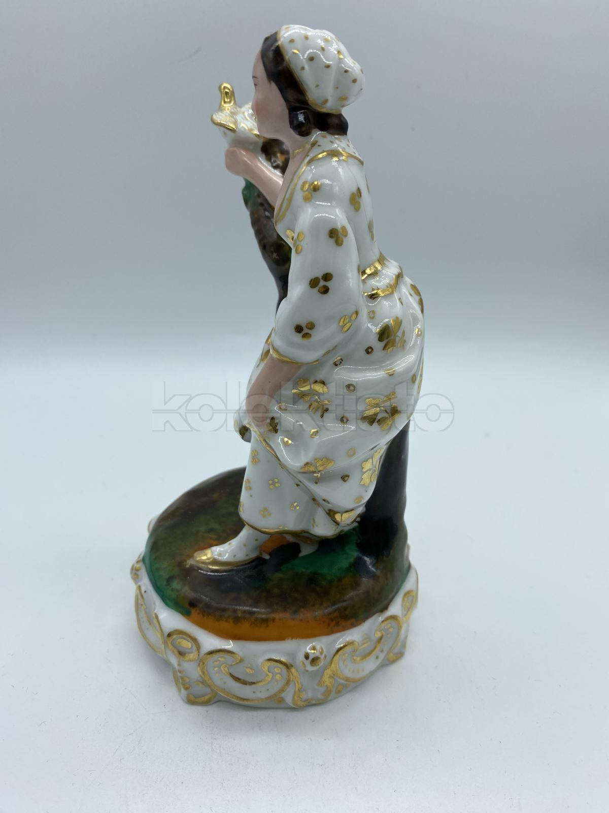 Porcelánová soška ženy