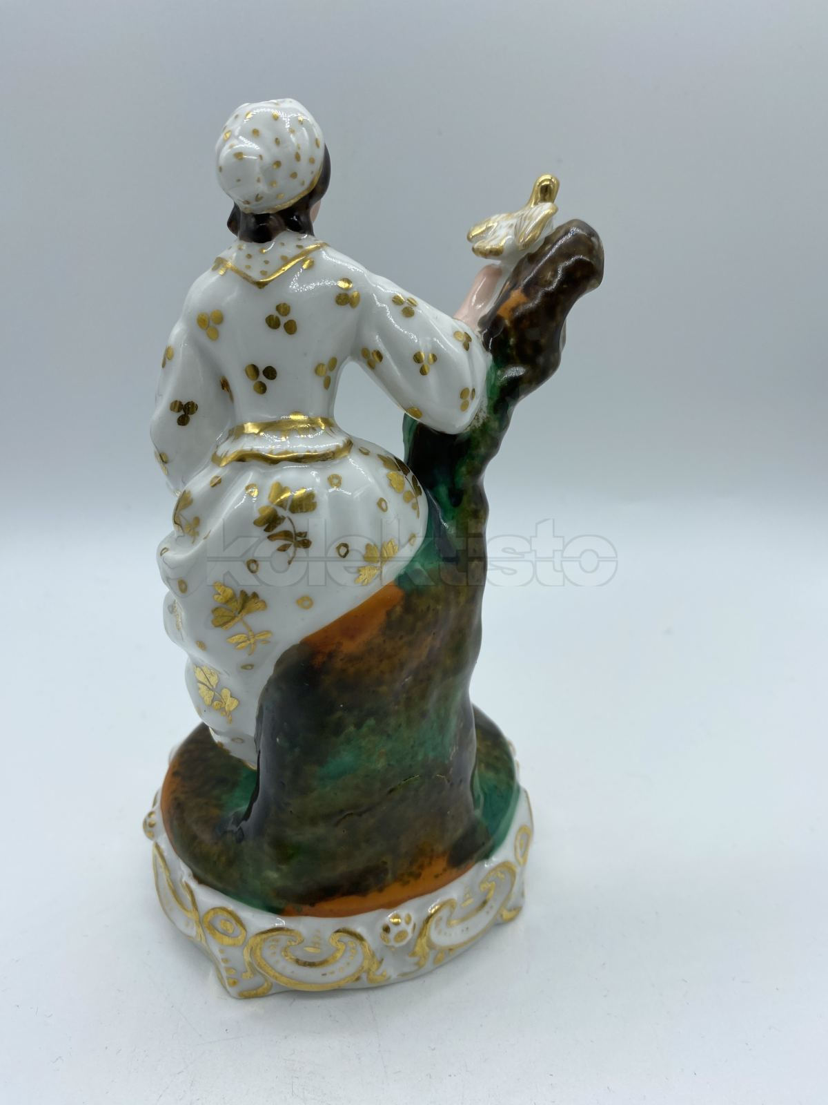 Porcelánová soška ženy