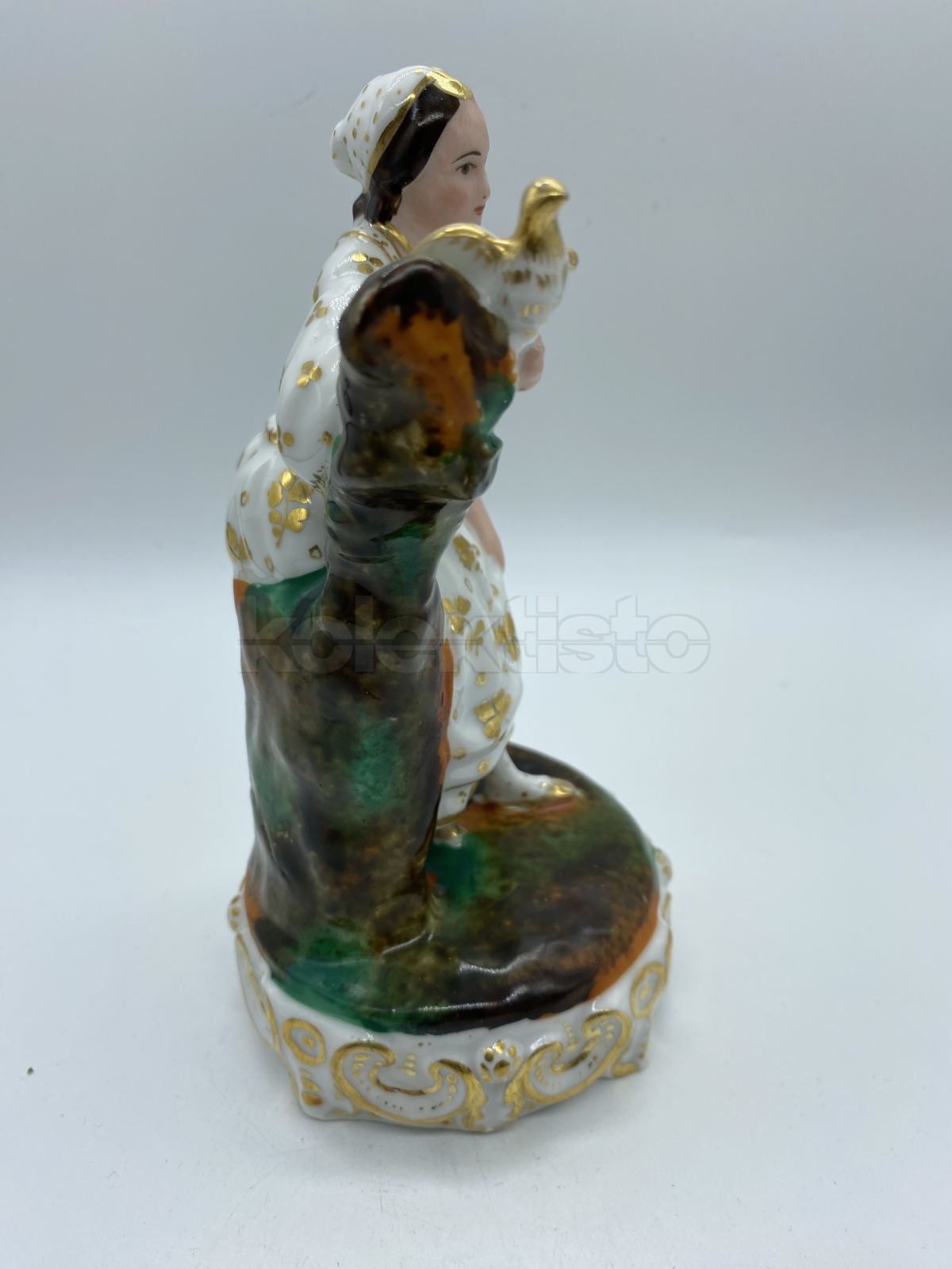 Porcelánová soška ženy