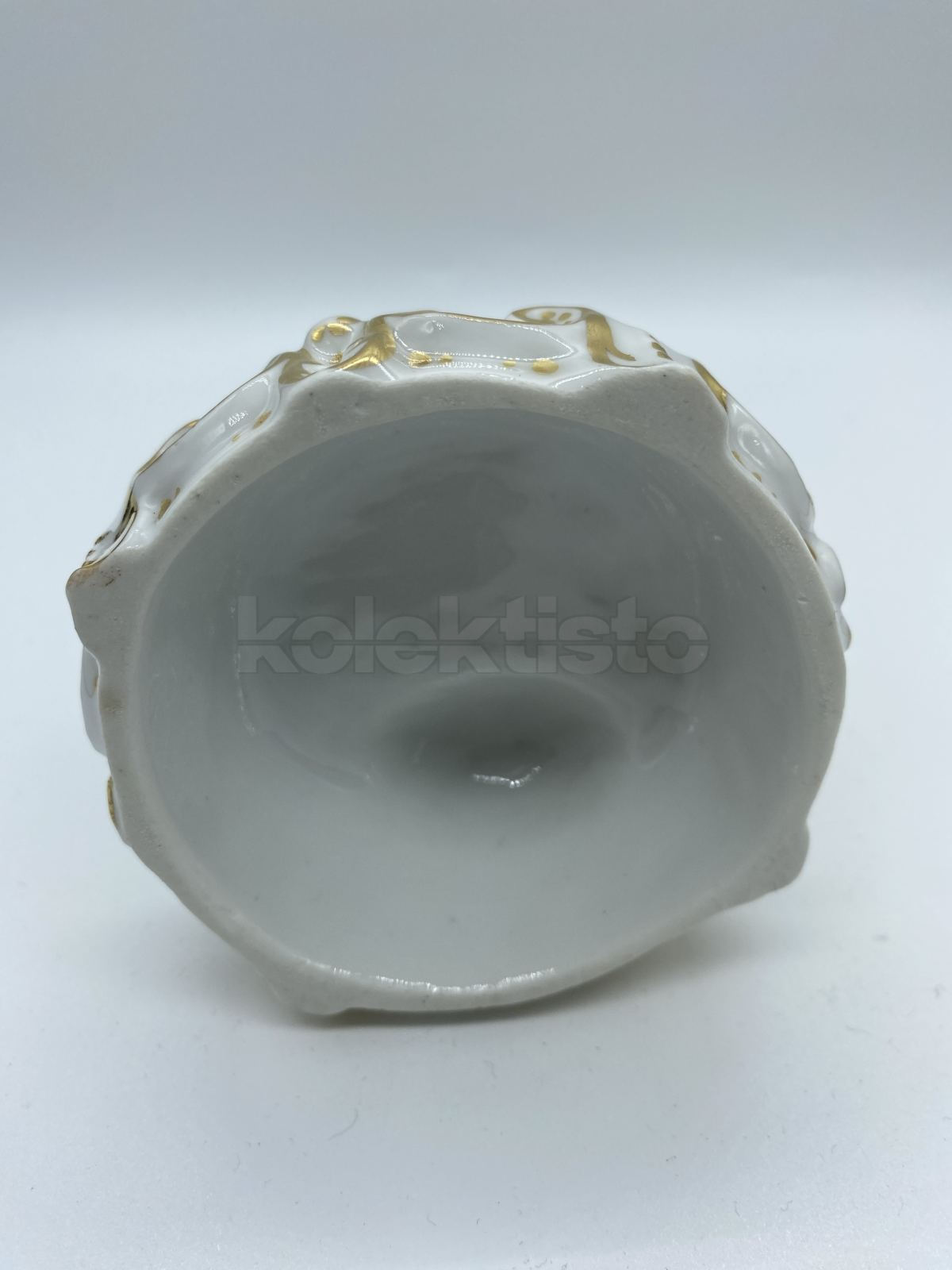 Porcelánová soška ženy