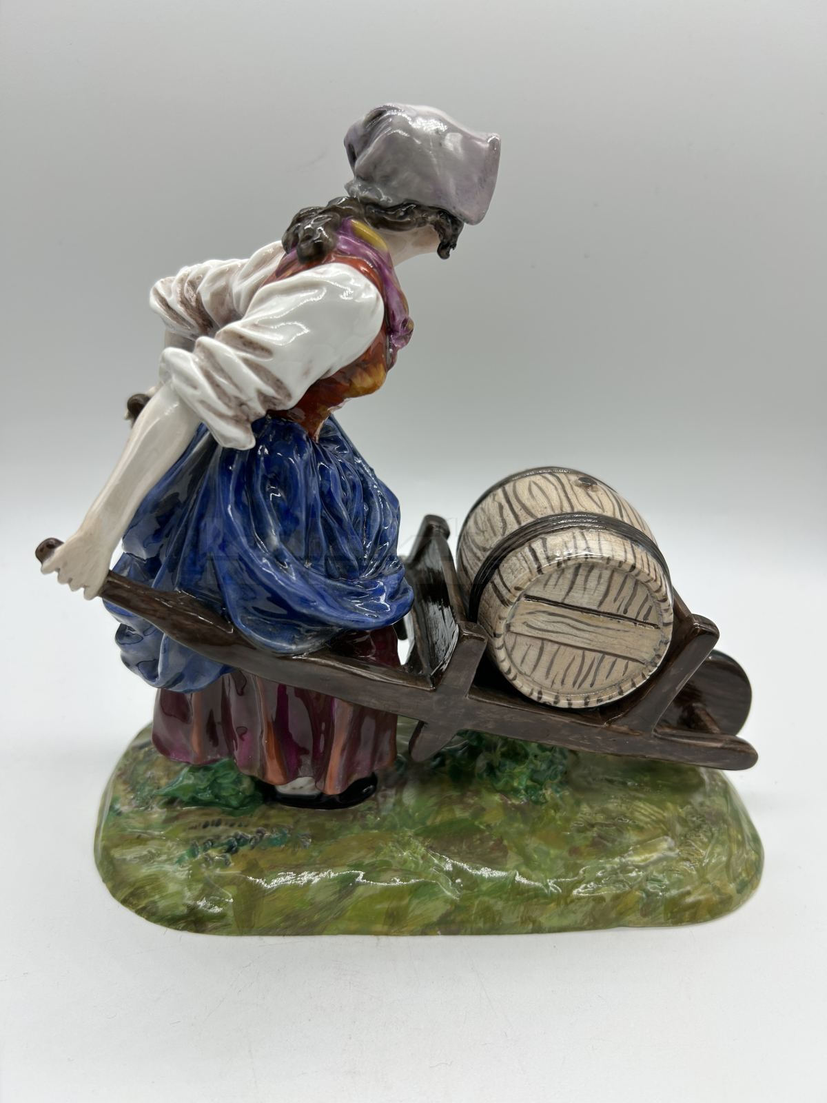 Porcelánová soška ŽENA S TRAKAŘEM SE SUDEM