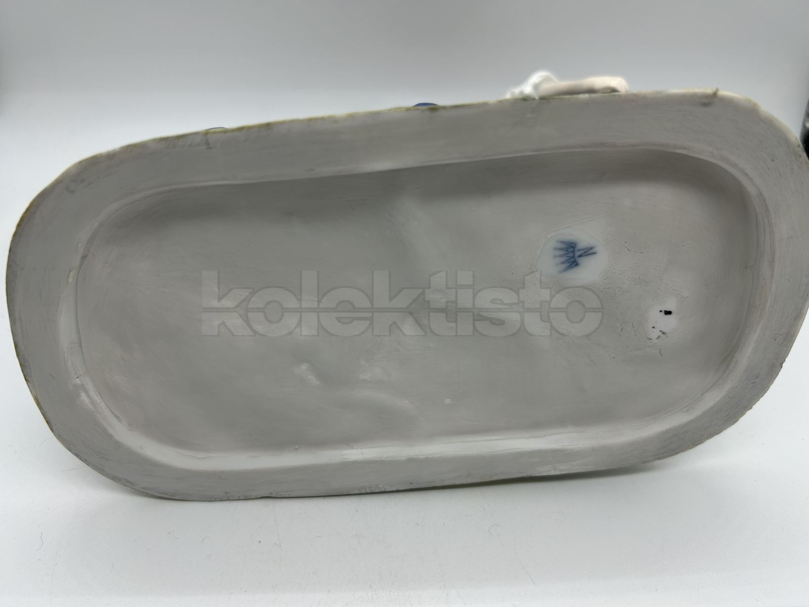 Porcelánová soška ŽENA S TRAKAŘEM SE SUDEM