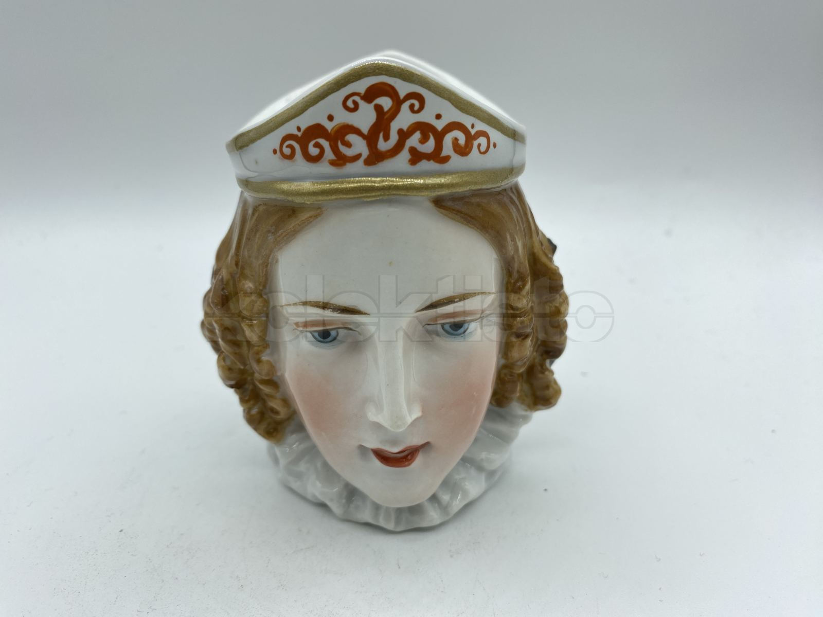 Porcelánový stojánek na jehlice do vlasů