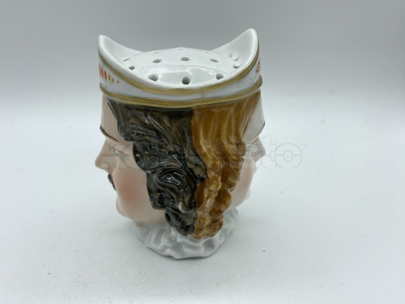 Porcelánový stojánek na jehlice do vlasů