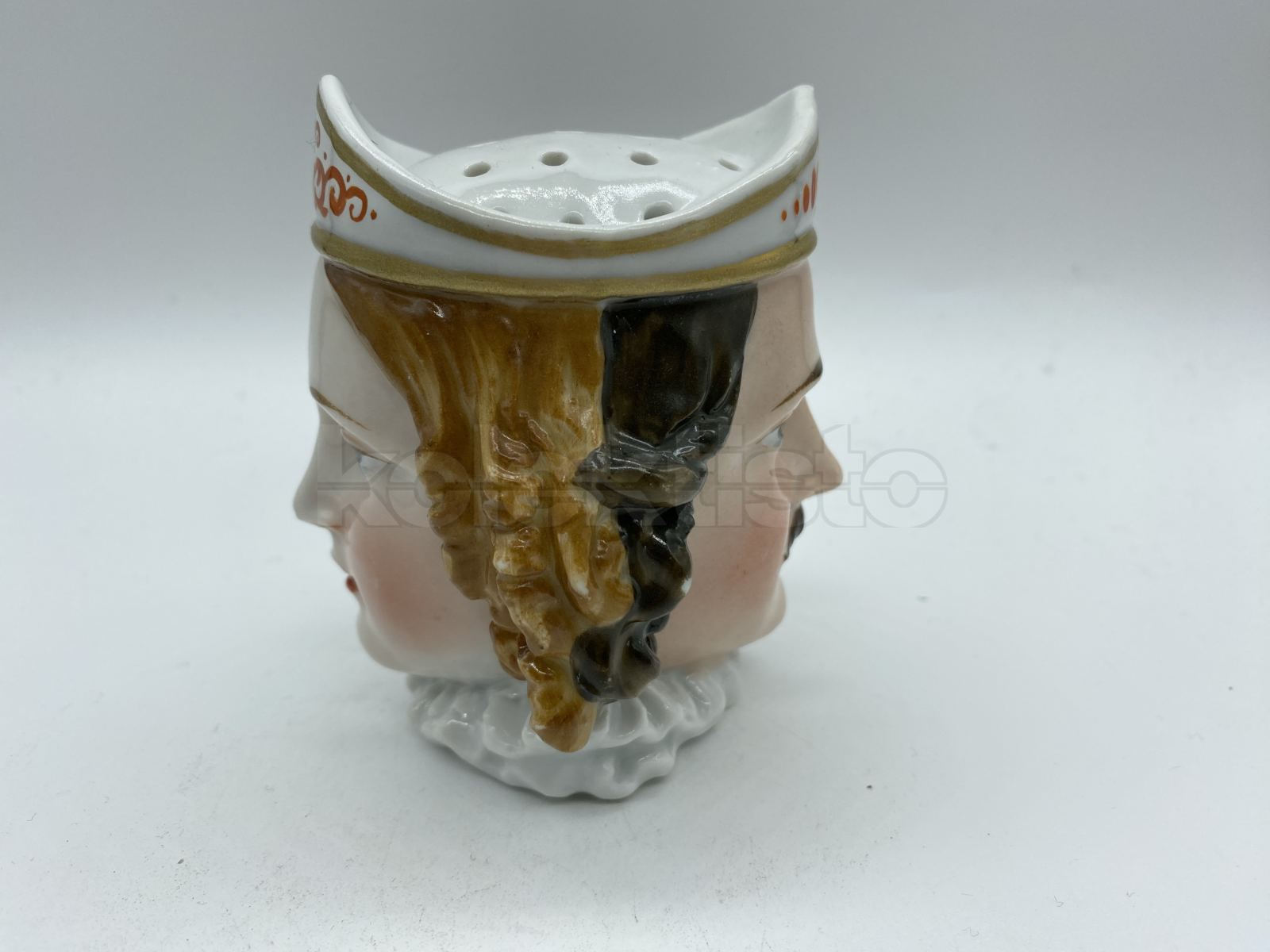 Porcelánový stojánek na jehlice do vlasů