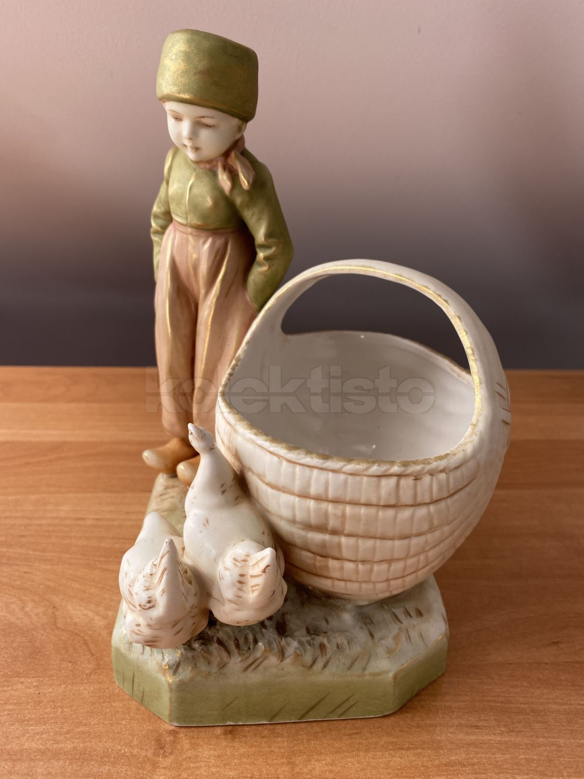 Porcelánová soška Holanďan se slepicemi