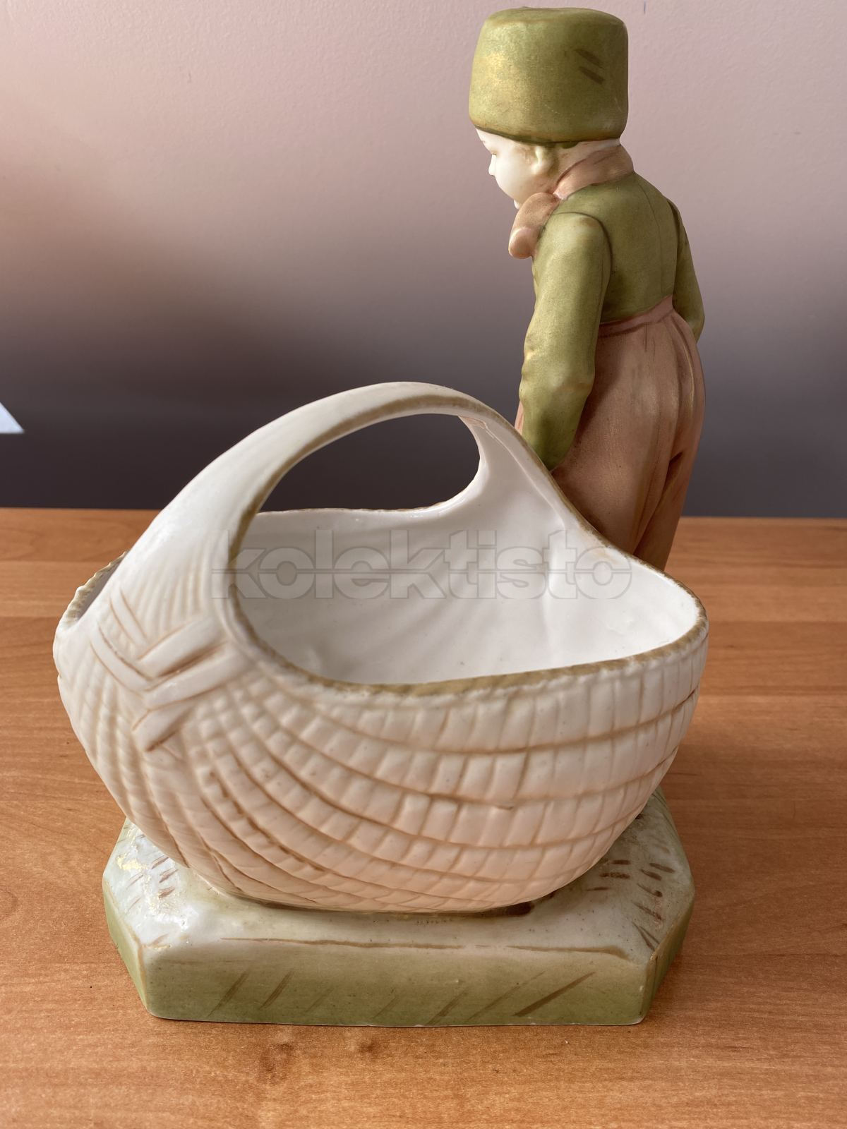 Porcelánová soška Holanďan se slepicemi
