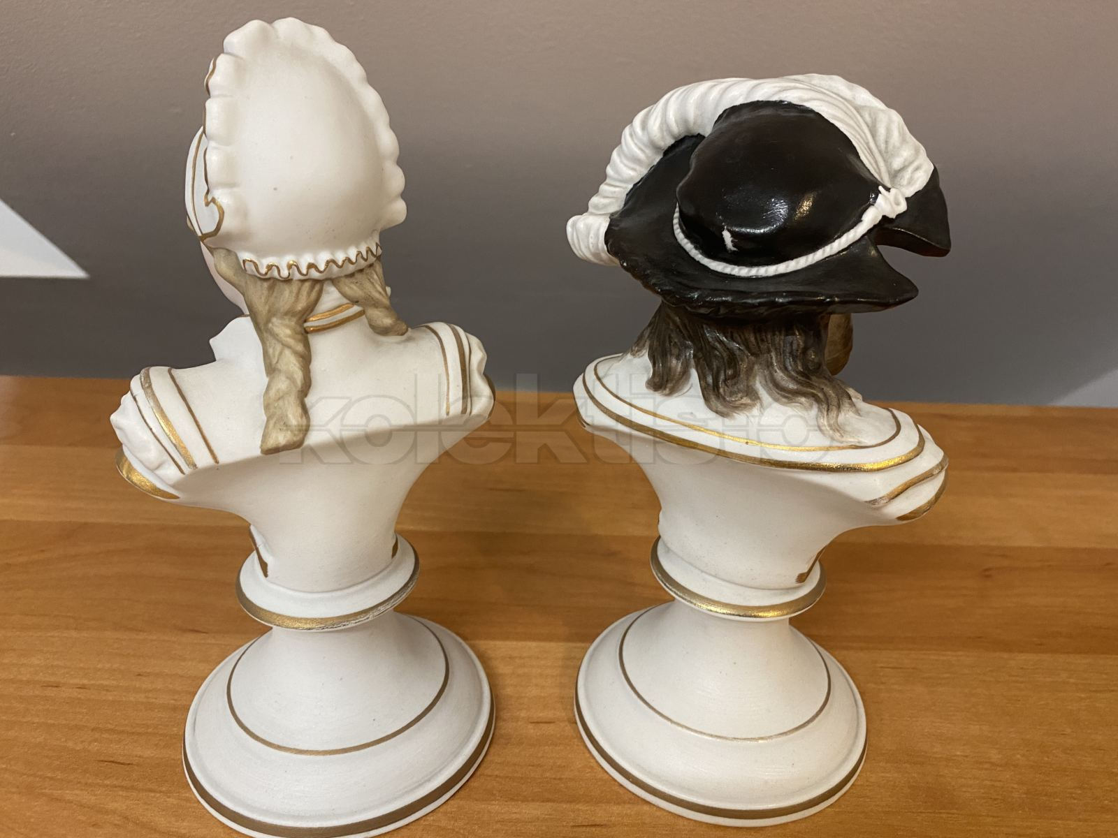 Porcelánová sada sošek ženy v čepci a muže v klobouku, biskvit