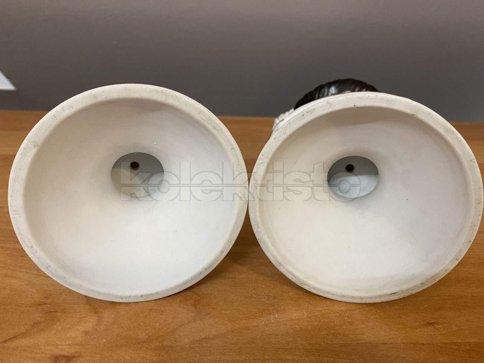 Porcelánová sada sošek ženy v čepci a muže v klobouku, biskvit