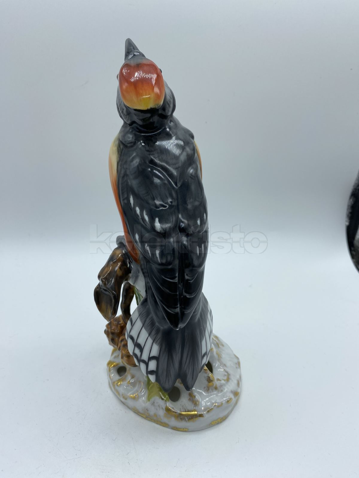 Porcelánová soška ptáčka