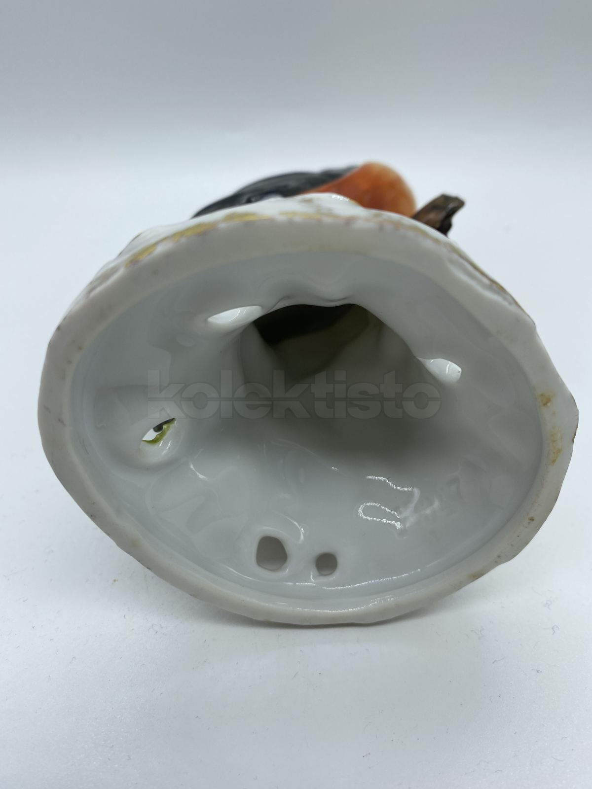 Porcelánová soška ptáčka