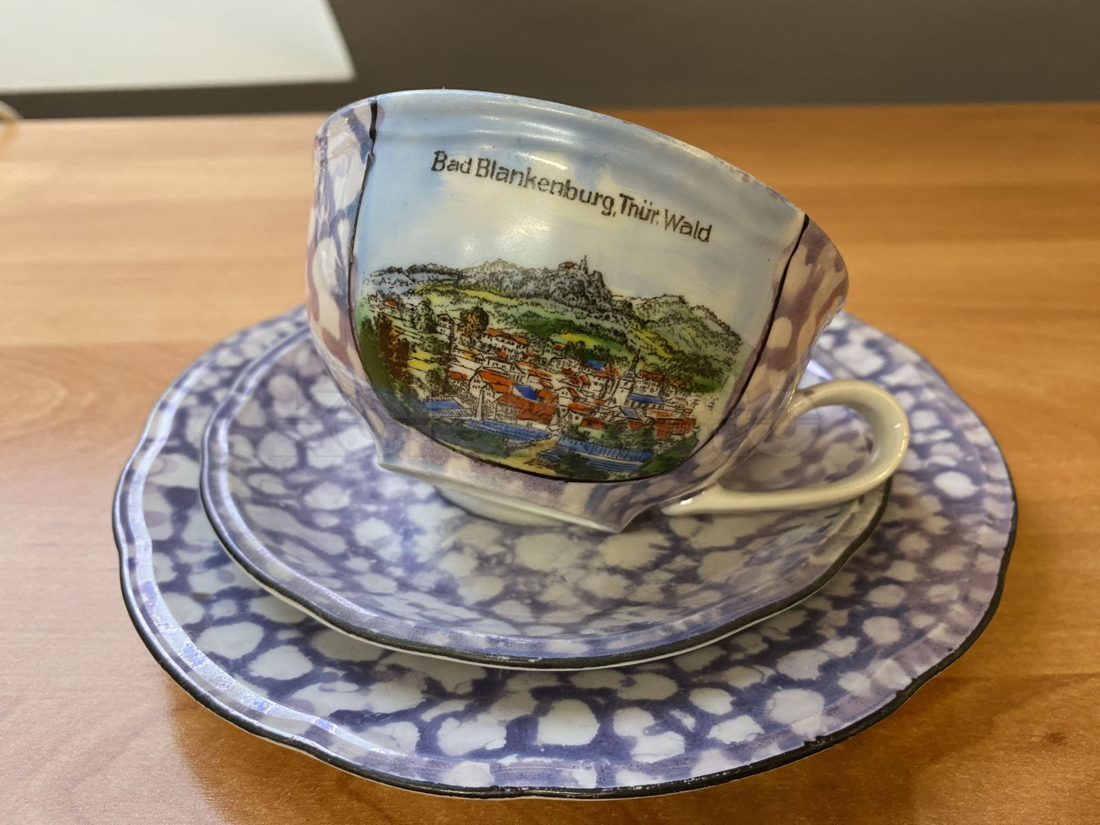 Porcelánový šálek s podšálkem a talířkem