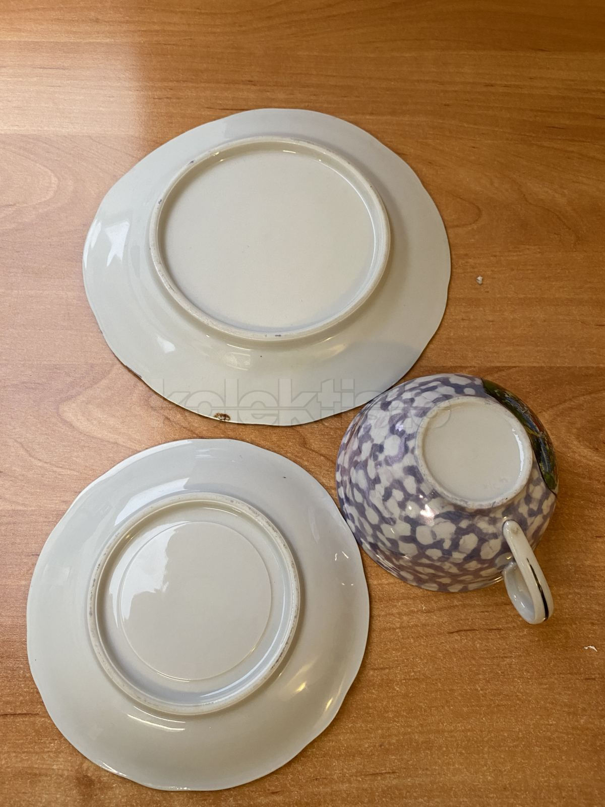 Porcelánový šálek s podšálkem a talířkem