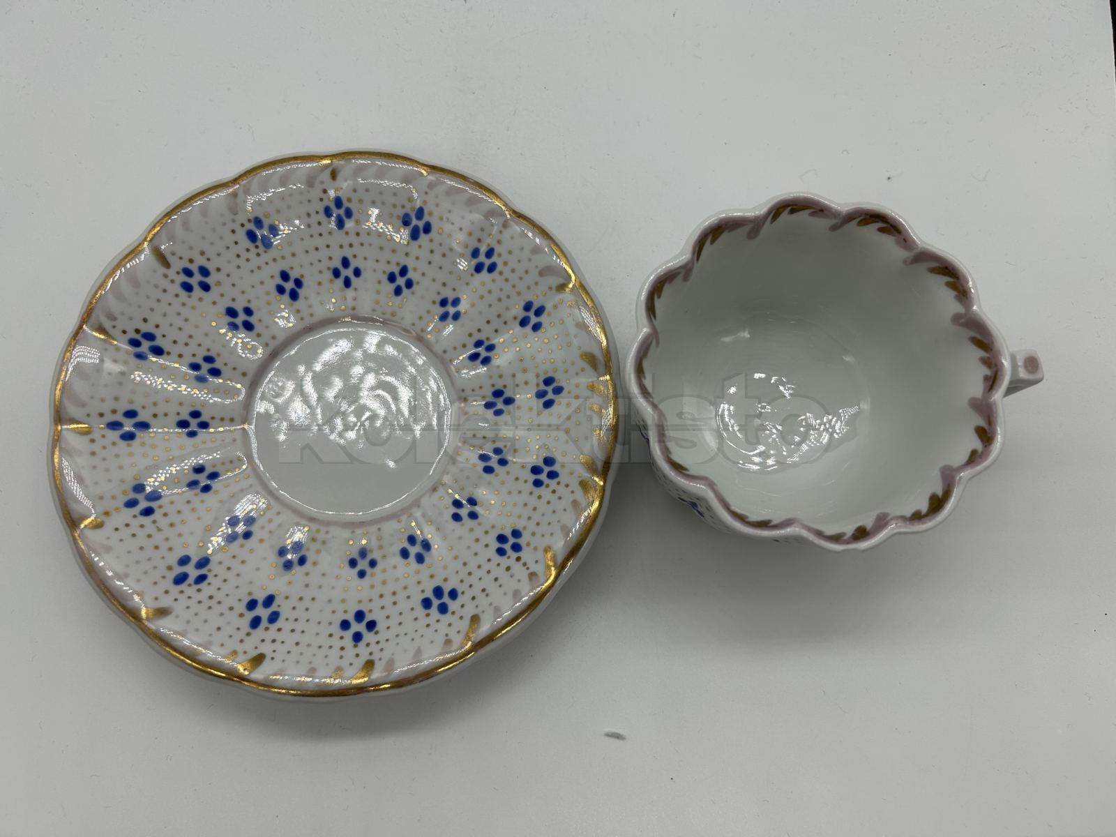 Porcelánový šálek s podšálkem