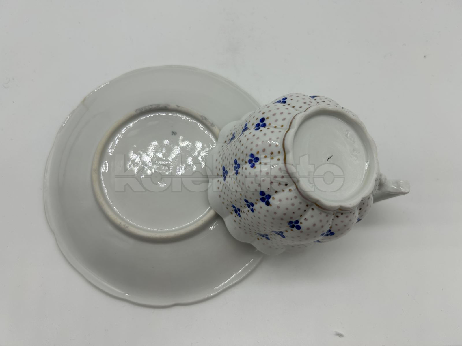Porcelánový šálek s podšálkem